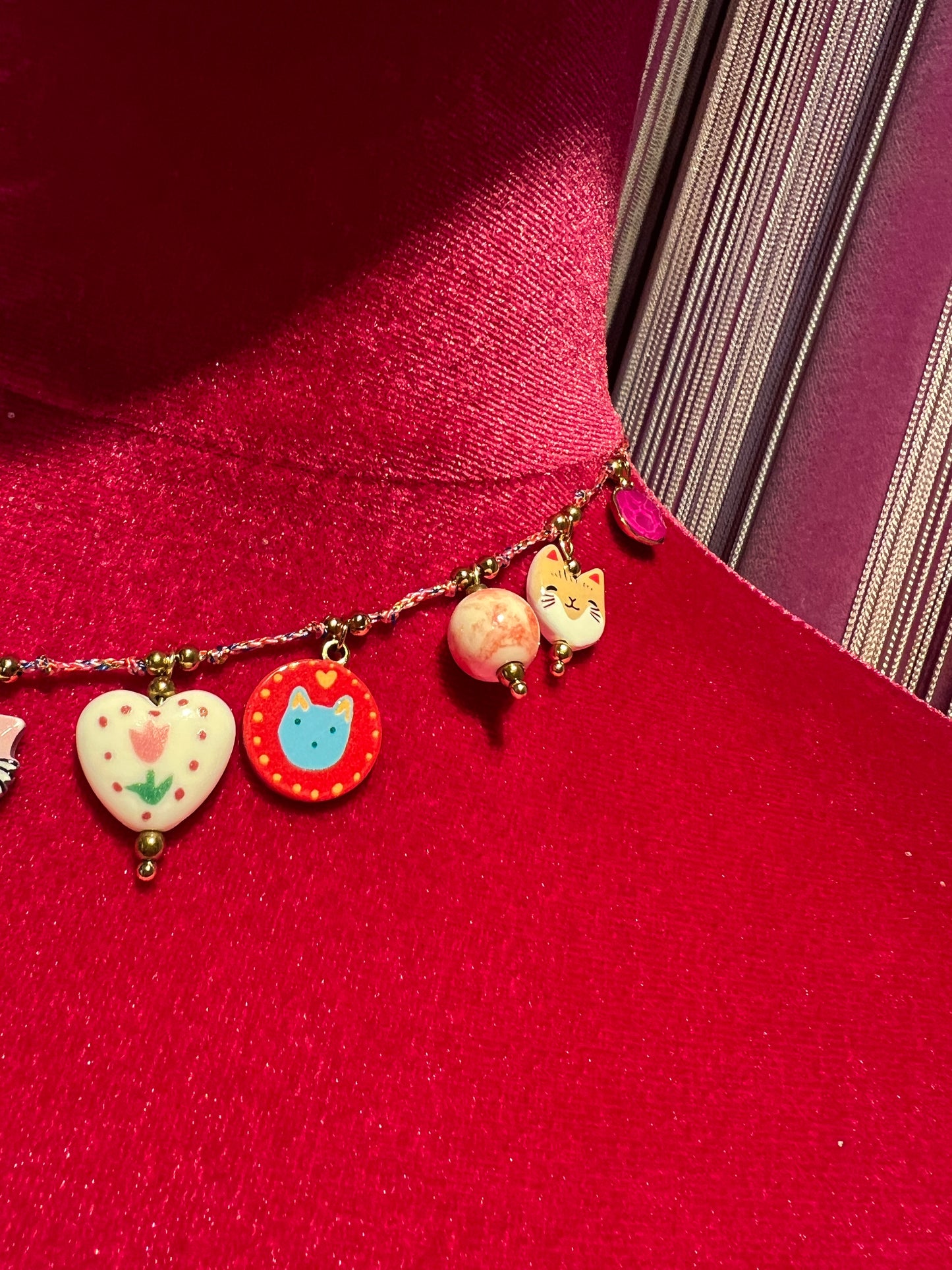 Berri collana con filo rosa stile giapponese con charms gatti portafortuna