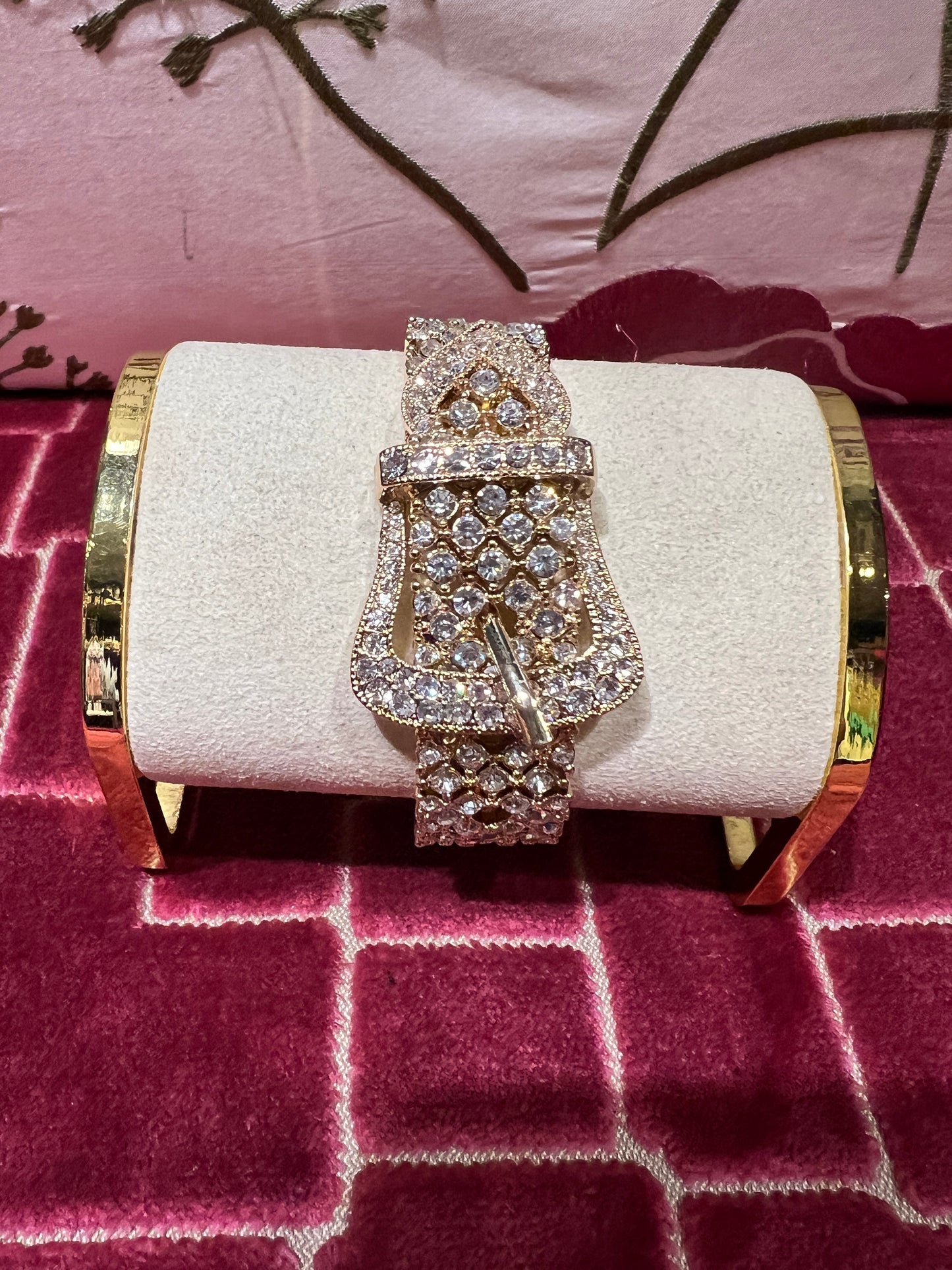 Bracciale con chiusura fibbia in pavé elasticizzato con cristalli e rifinitura oro