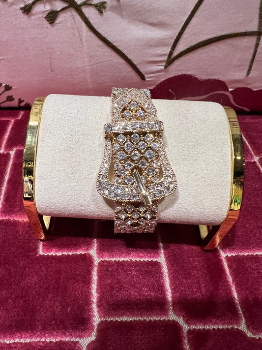 Bracciale con chiusura fibbia in pavé elasticizzato con cristalli e rifinitura oro