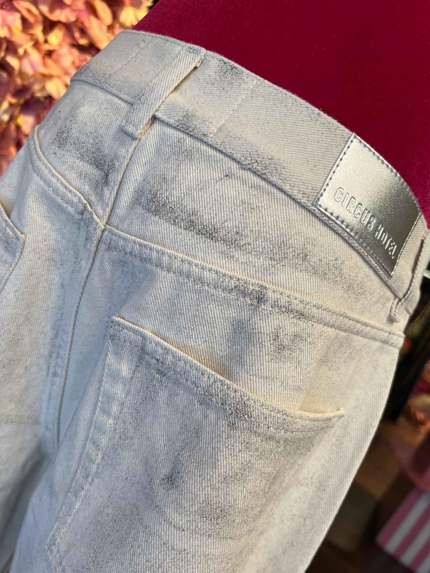 Circus Hotel pantalone in denim , modello wide leg con trattamento speciale, vita media