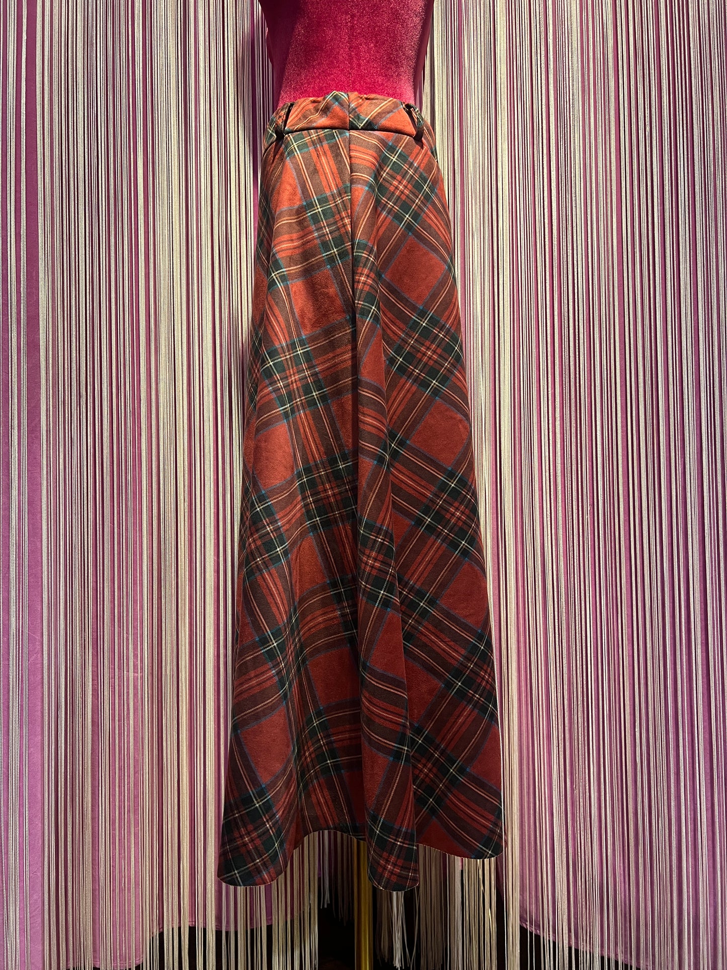 The room gonna con elastico fantasia tartan rossa