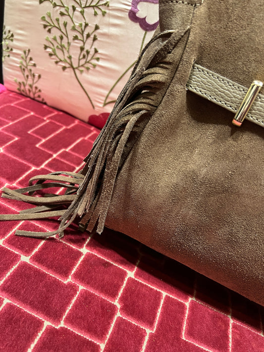 Borsa camoscio due manici con frange e tracolla colore taupe