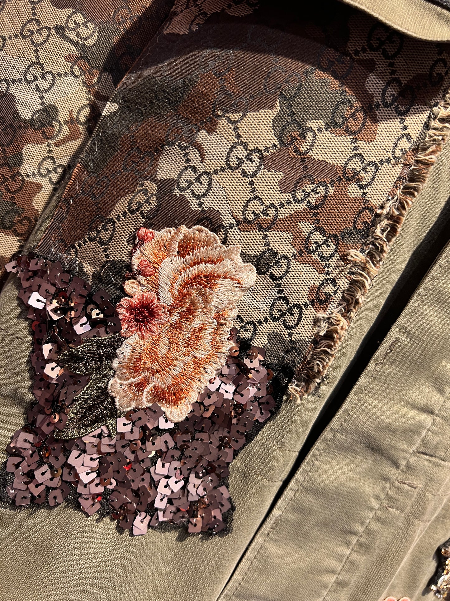 ABpink 🩷la verdina , giacca miltare con maniche camouflage logate e applicazioni patch paillettes, fiori ricamati e corona animalier