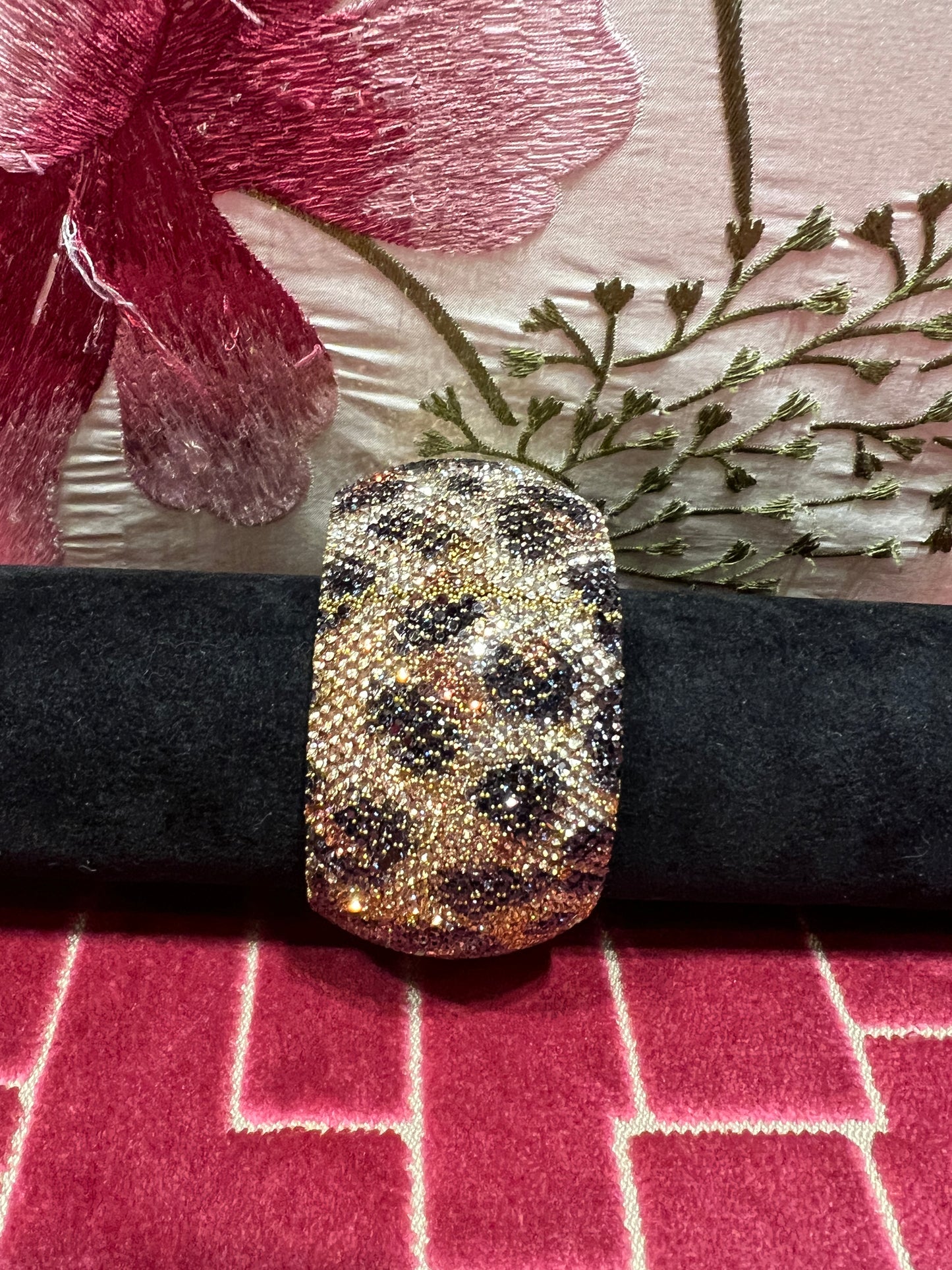 Bracciale alto fantasia maculata con strass