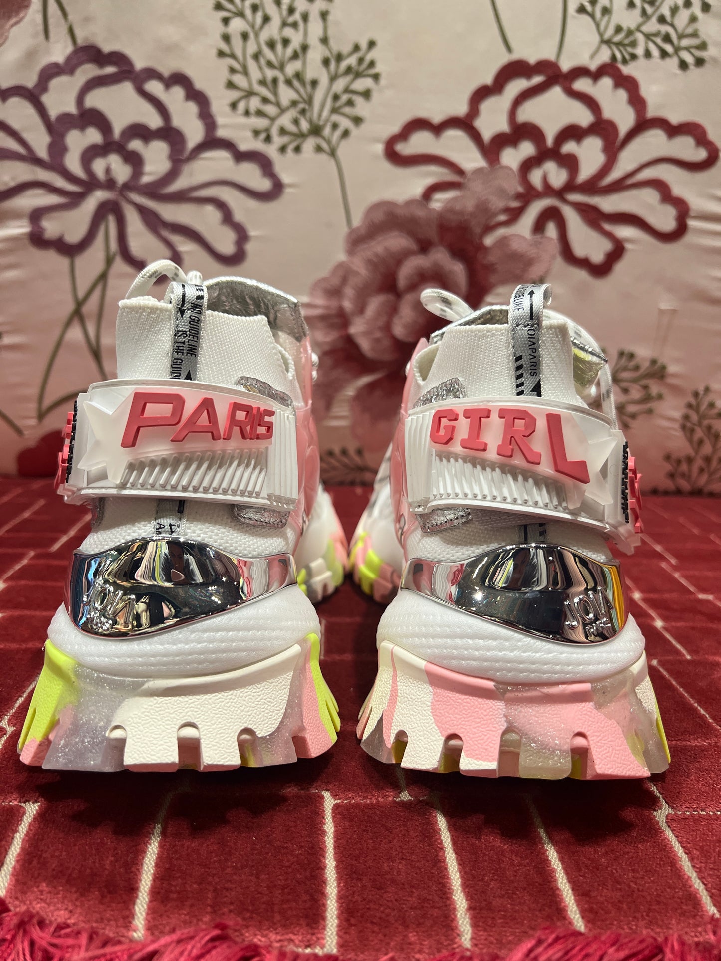 Joia Paris sneaker multimateriale ,tessuto tecnico ed inserti in pelle laminata , suola in gomma .