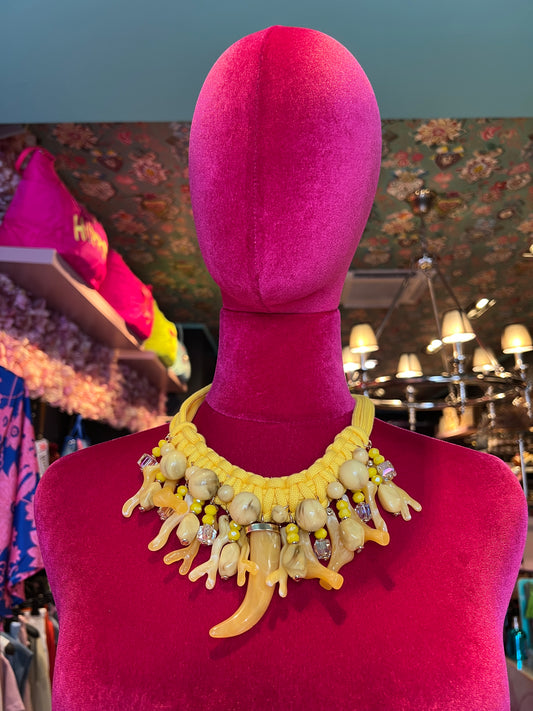 Collana girocollo cordino giallo con corno e coralli