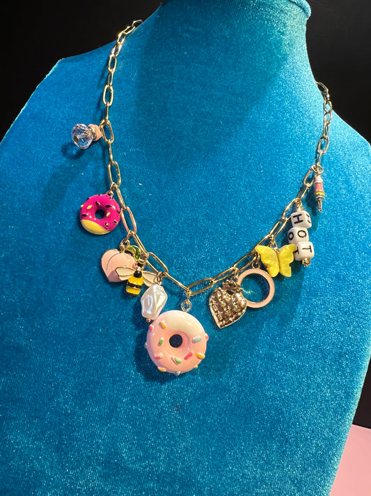 Collana girocollo con charms farfalla gialla ape scritta hot