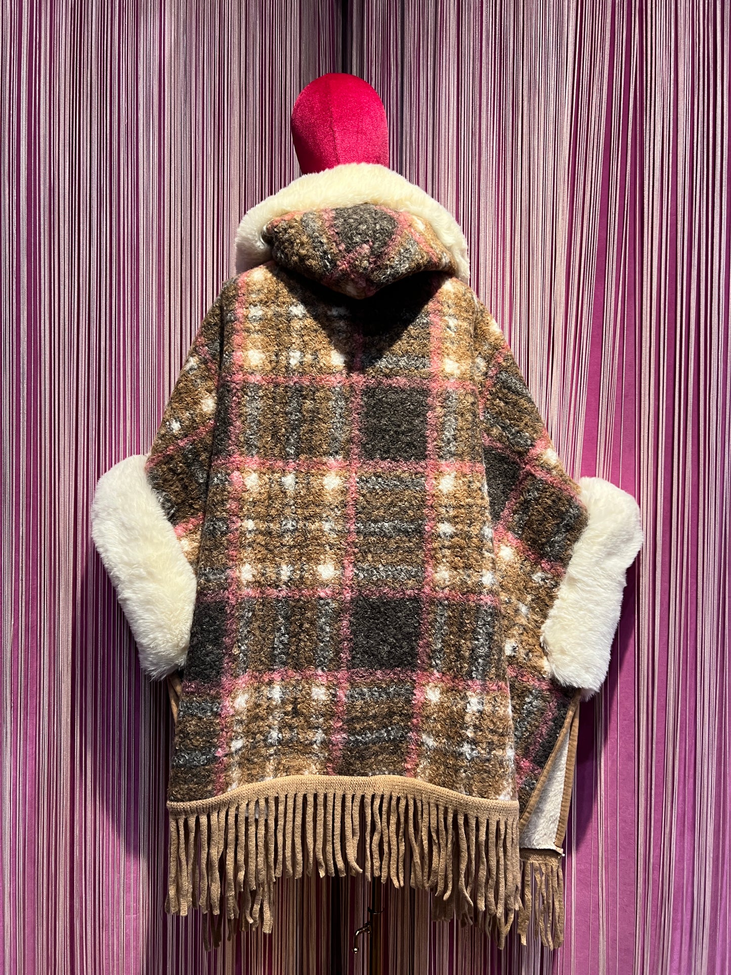 ABpink 🩷 mantella boucle ‘ fantasia tartan con cappuccio , interno in ecopelliccia, patch teschi cristalli