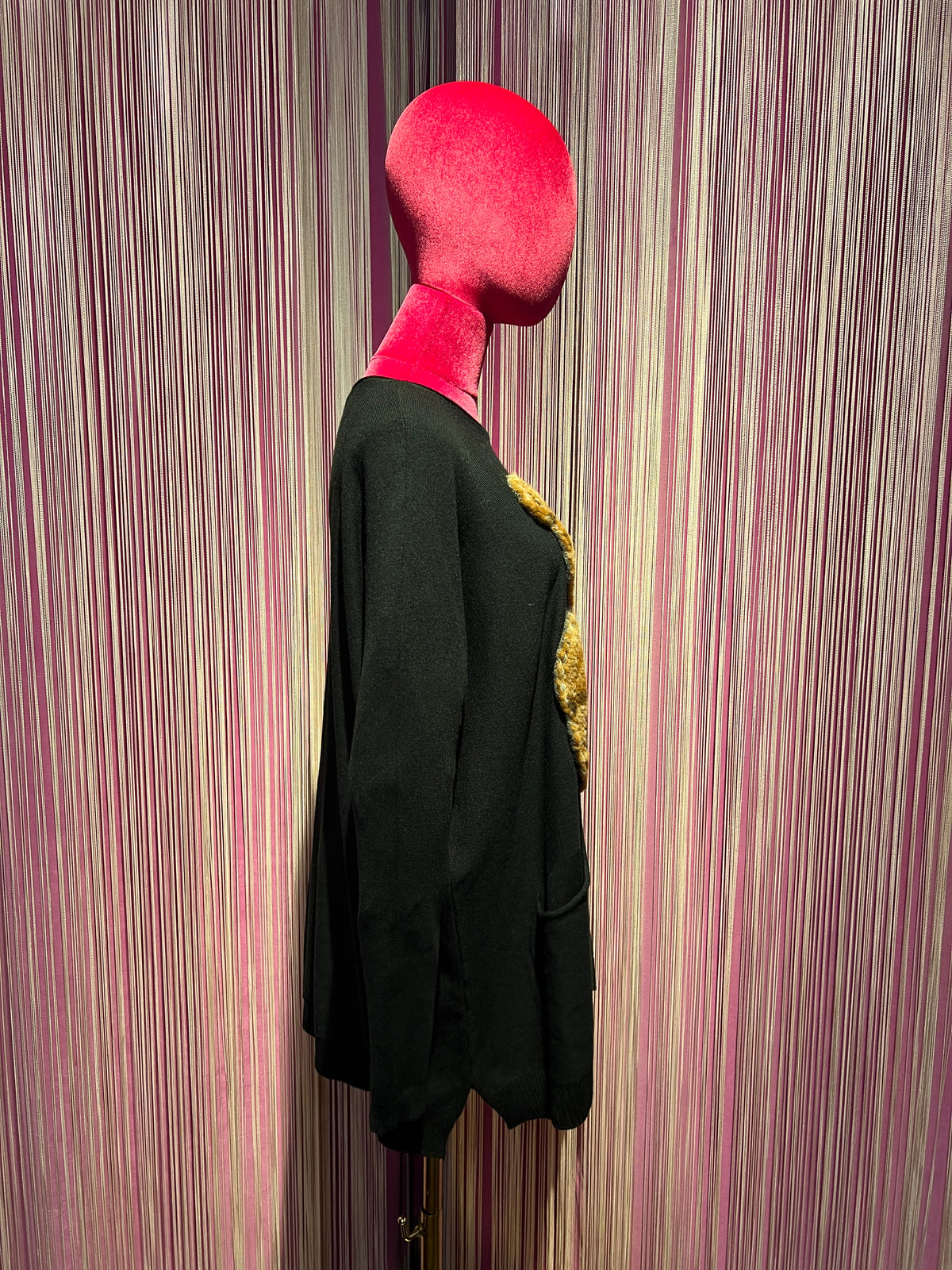 E. D.maglia nero con due tasche con applicazione orsacchiotto