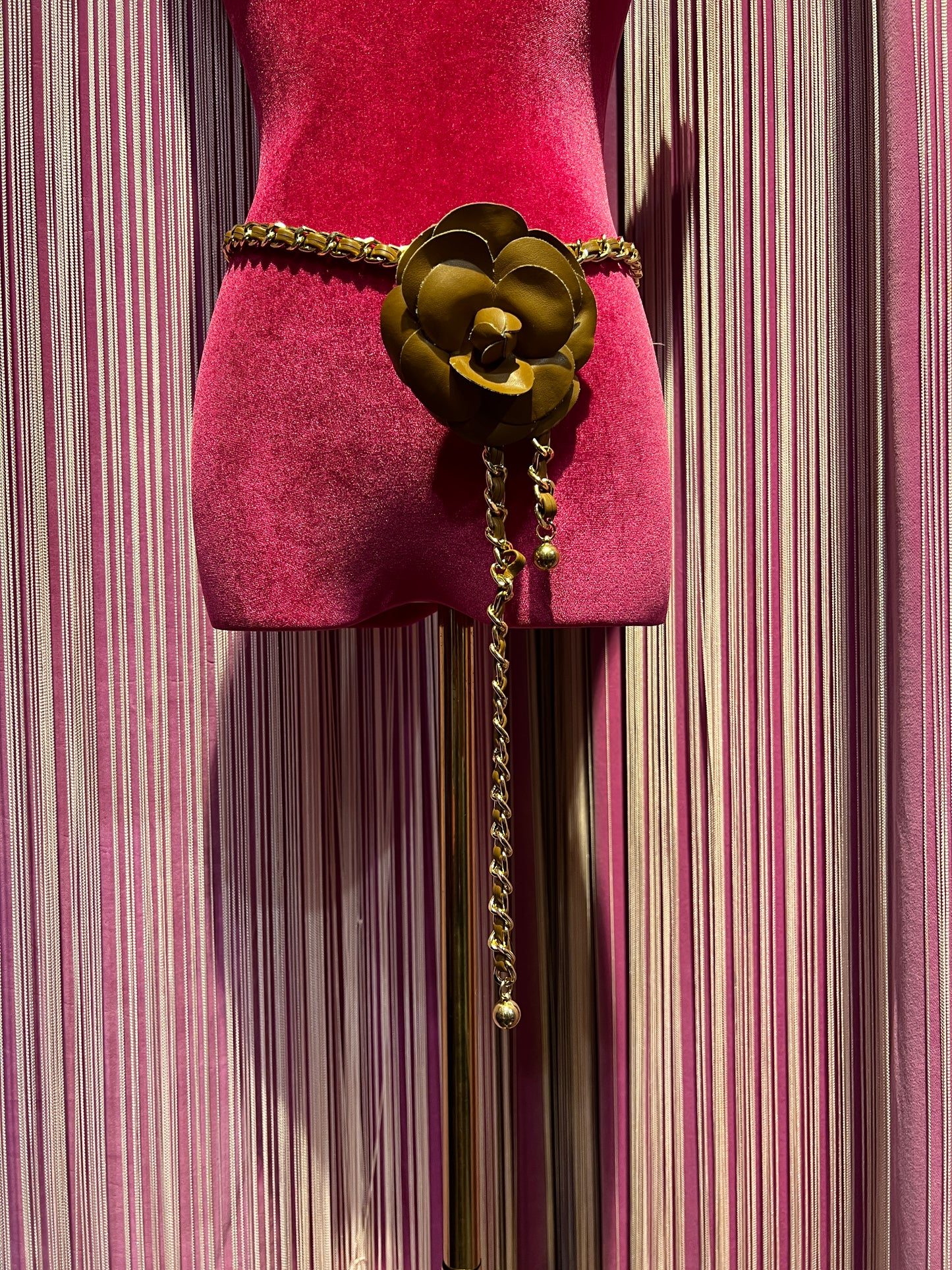 Cintura /collana con camelia cuoio ecopelle con catena oro regolabile