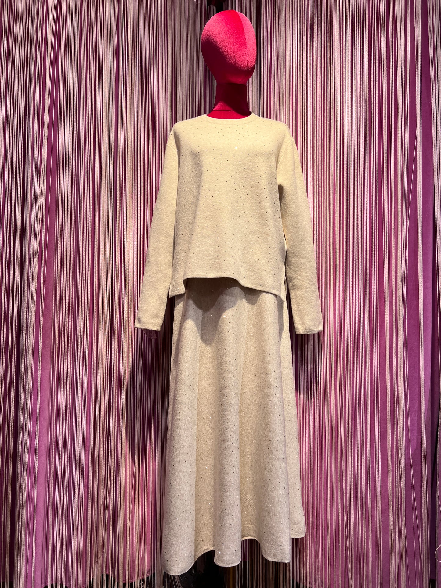 The room completo nocciola beige con decorazioni micro cristalli maglia e gonna lunga svasata con elastico in vita