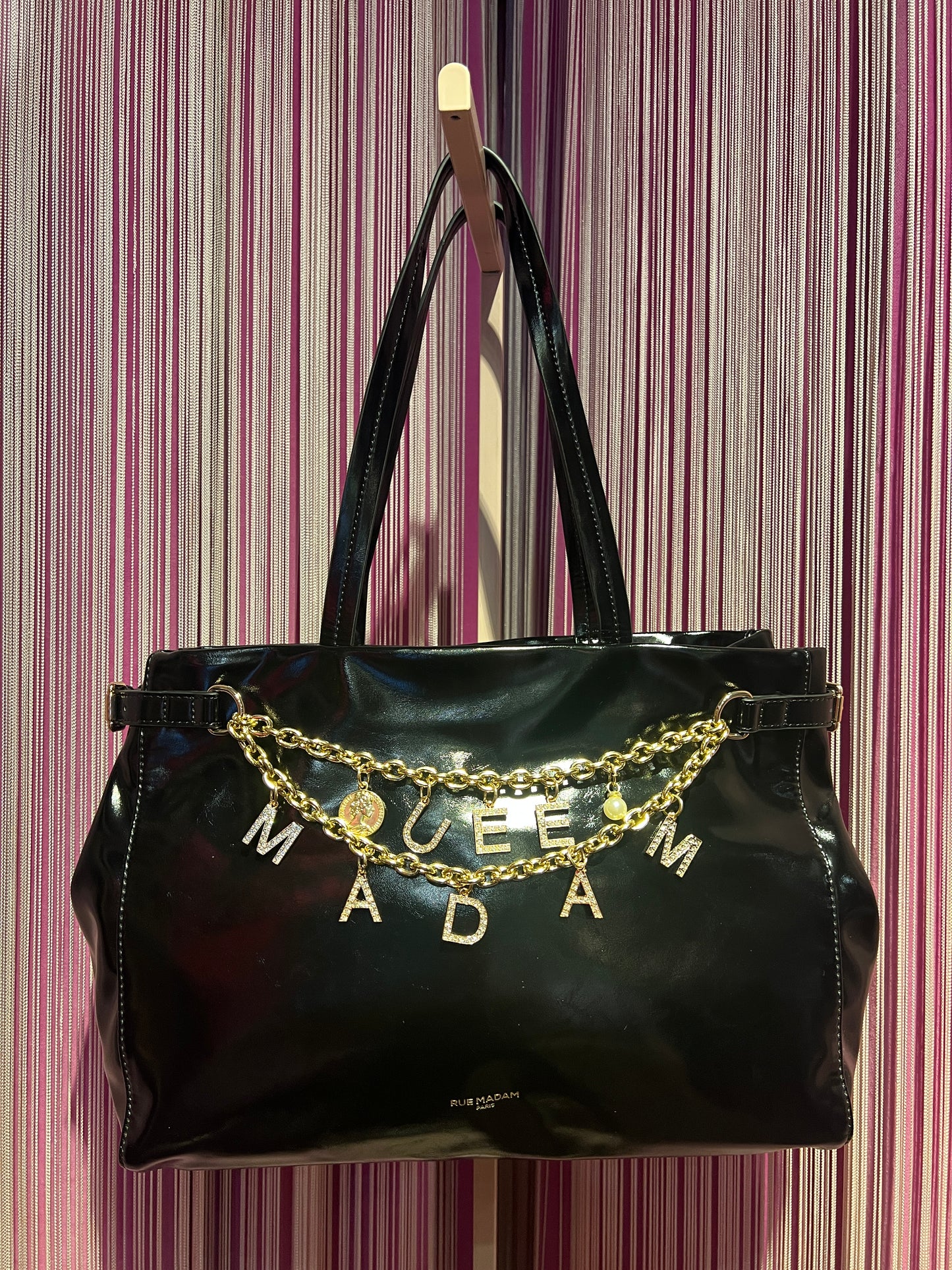 Rue Madam Paris borsa shopping ecopelle nera due manici con catene oro e charms