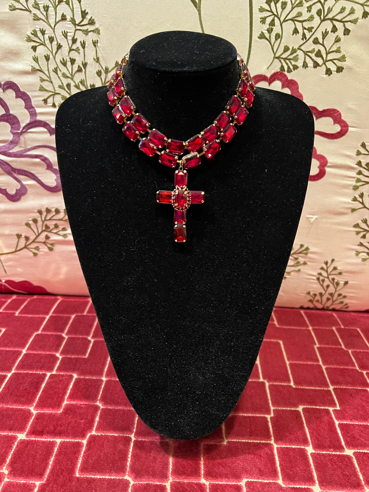Collana girocollo a due fili di zirconi rossi con croce rossa