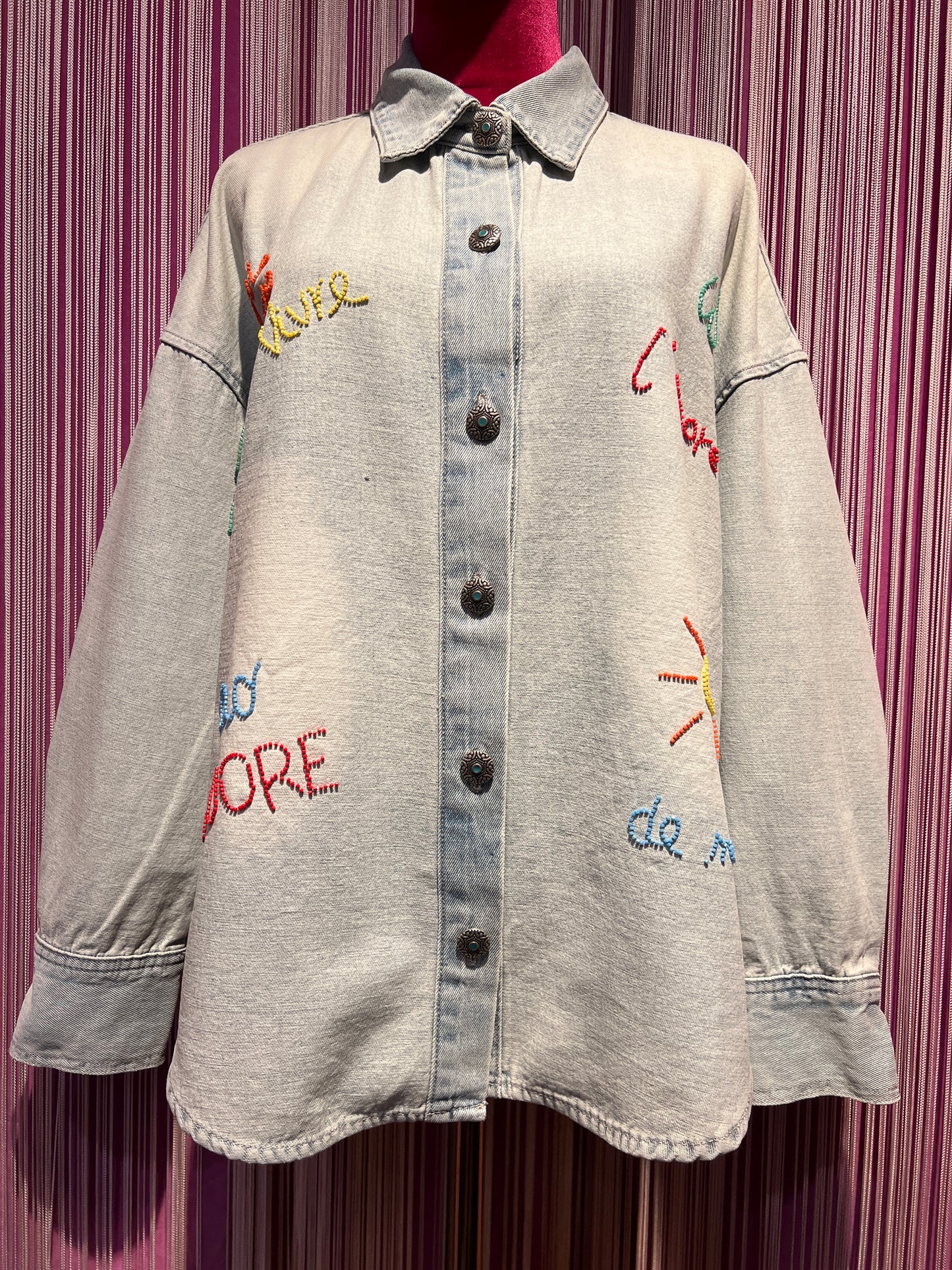 Sincere Paris camicia jeans denim chiaro con scritte perline colorate