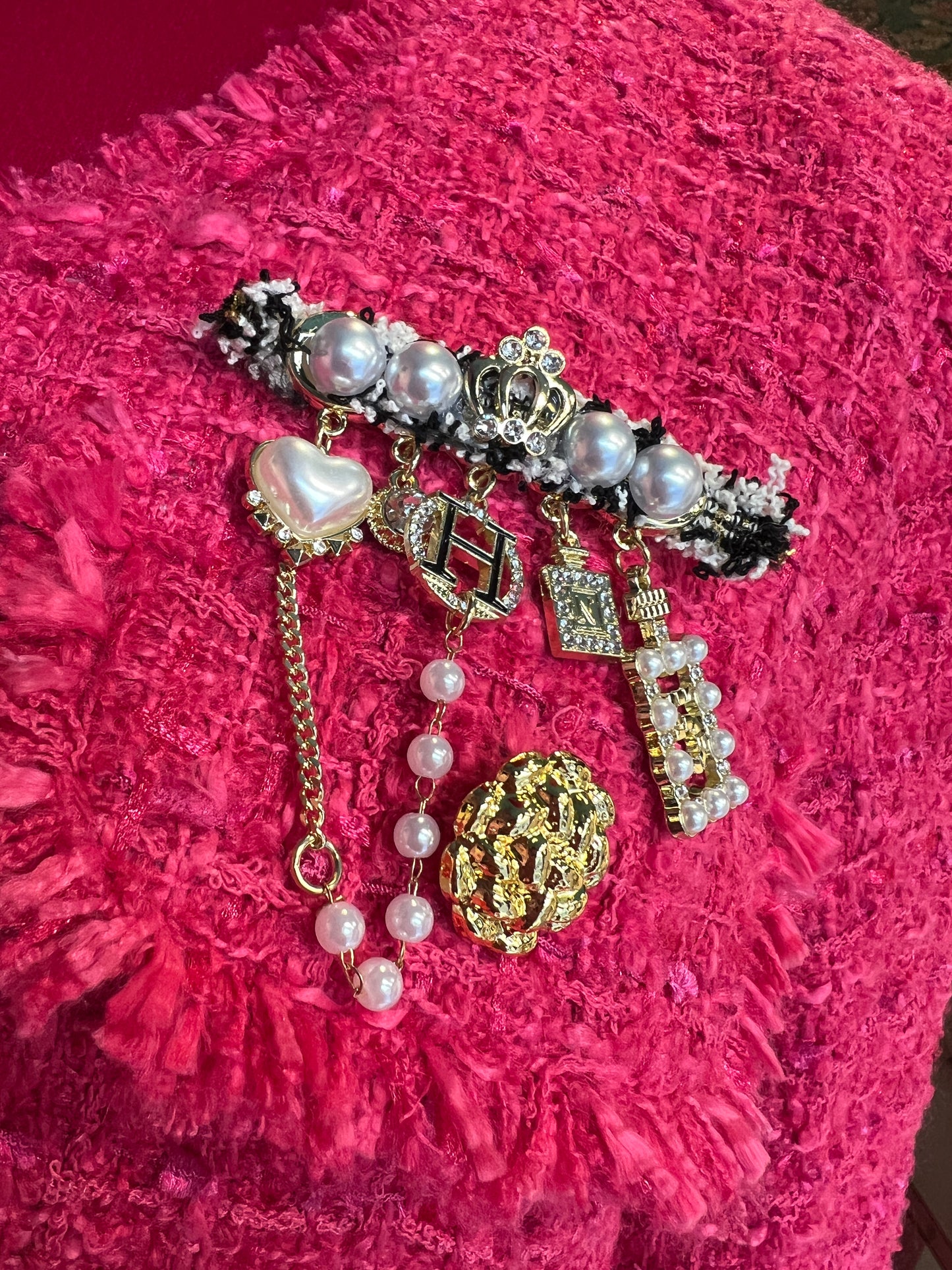 ABpink🩷 giacca in tweed boucle’ rosa fucsia con applicazioni perle e spille