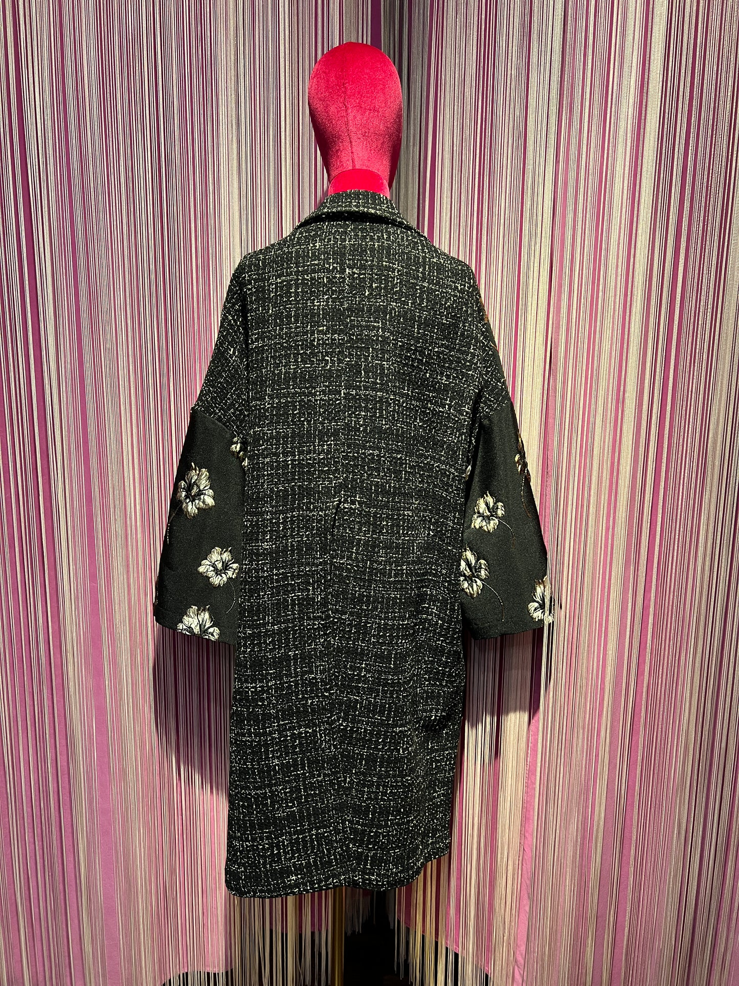 5 Progress cappotto fondo nero con patch rosa nera di paillettes , colletto e dietro tweed nero e bianco