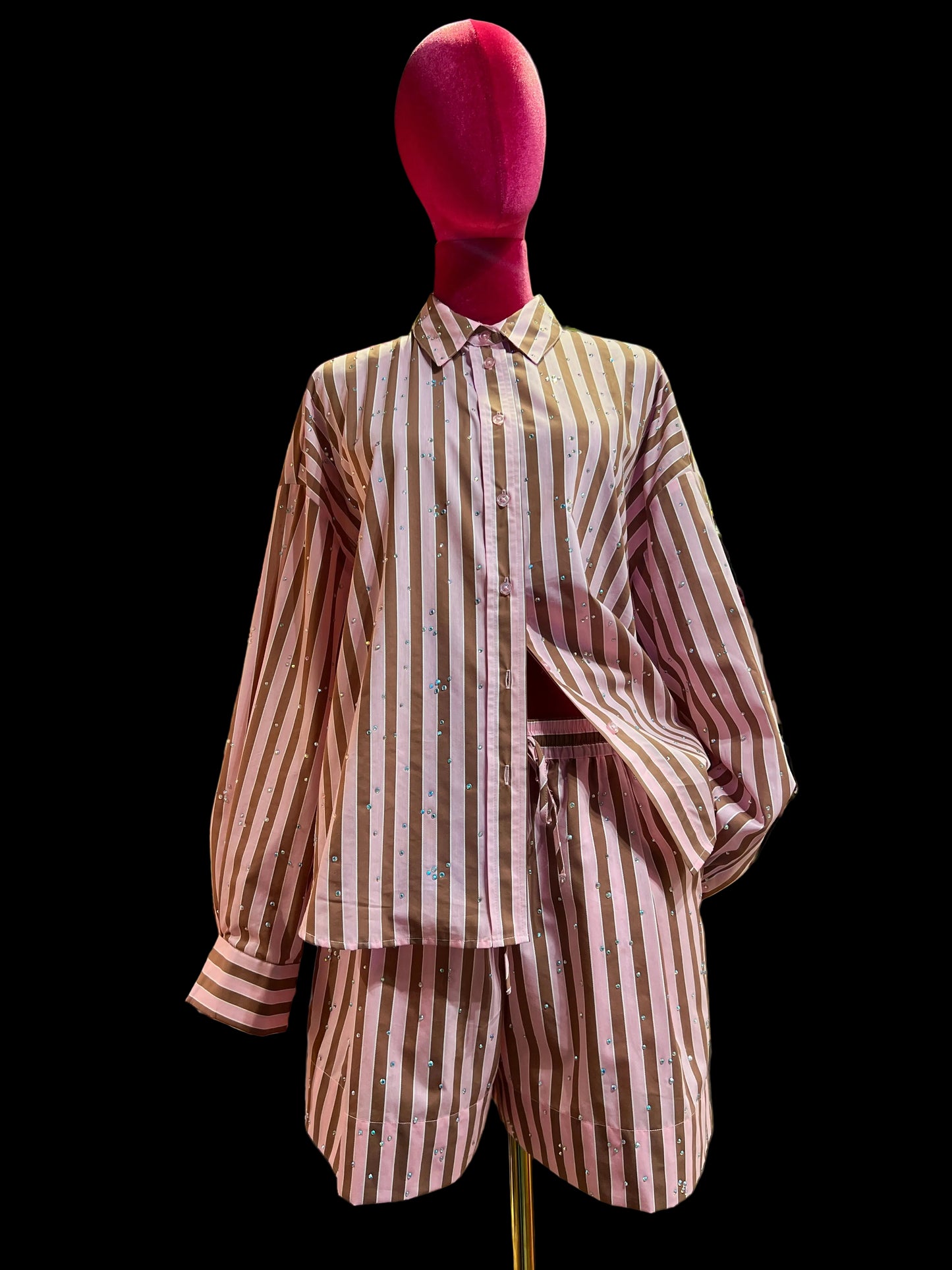 Essentiel antwerp completo camicia e short con elastico in vita , misto cotone ,fantasia righe rosa e marrone con decorazioni strass