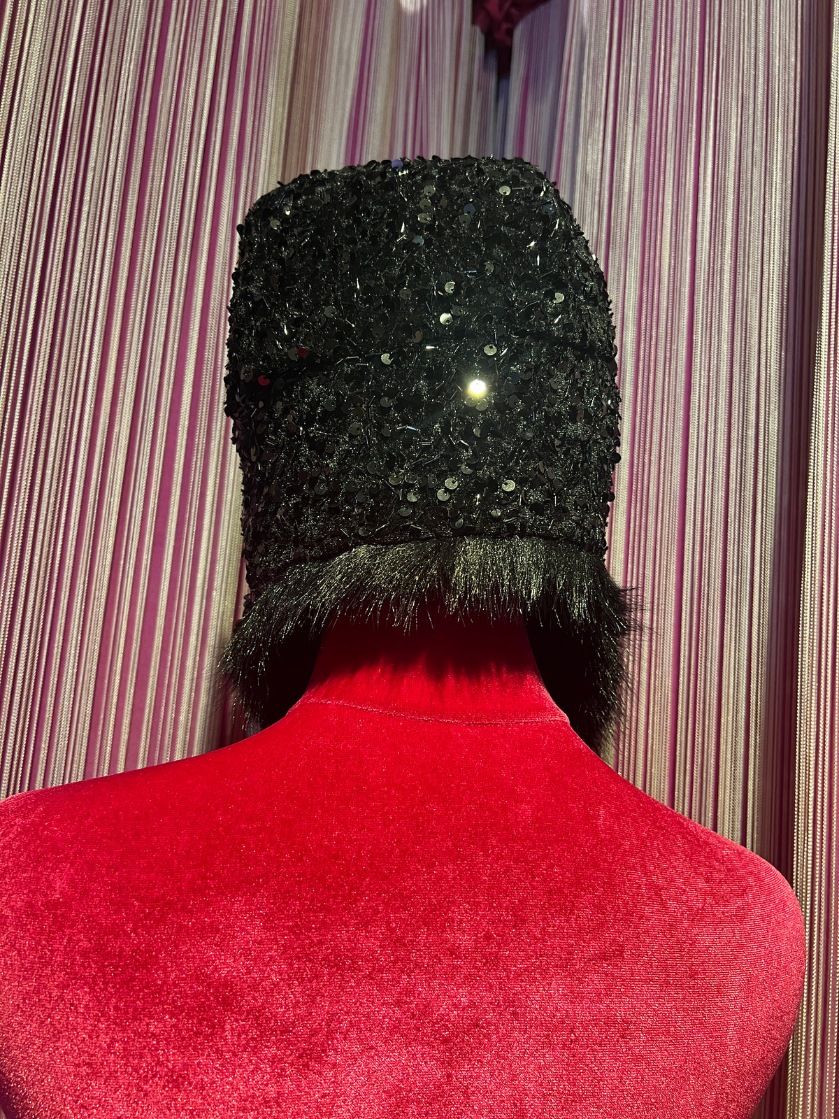 Colbacco in ecopelliccia e paillettes nero
