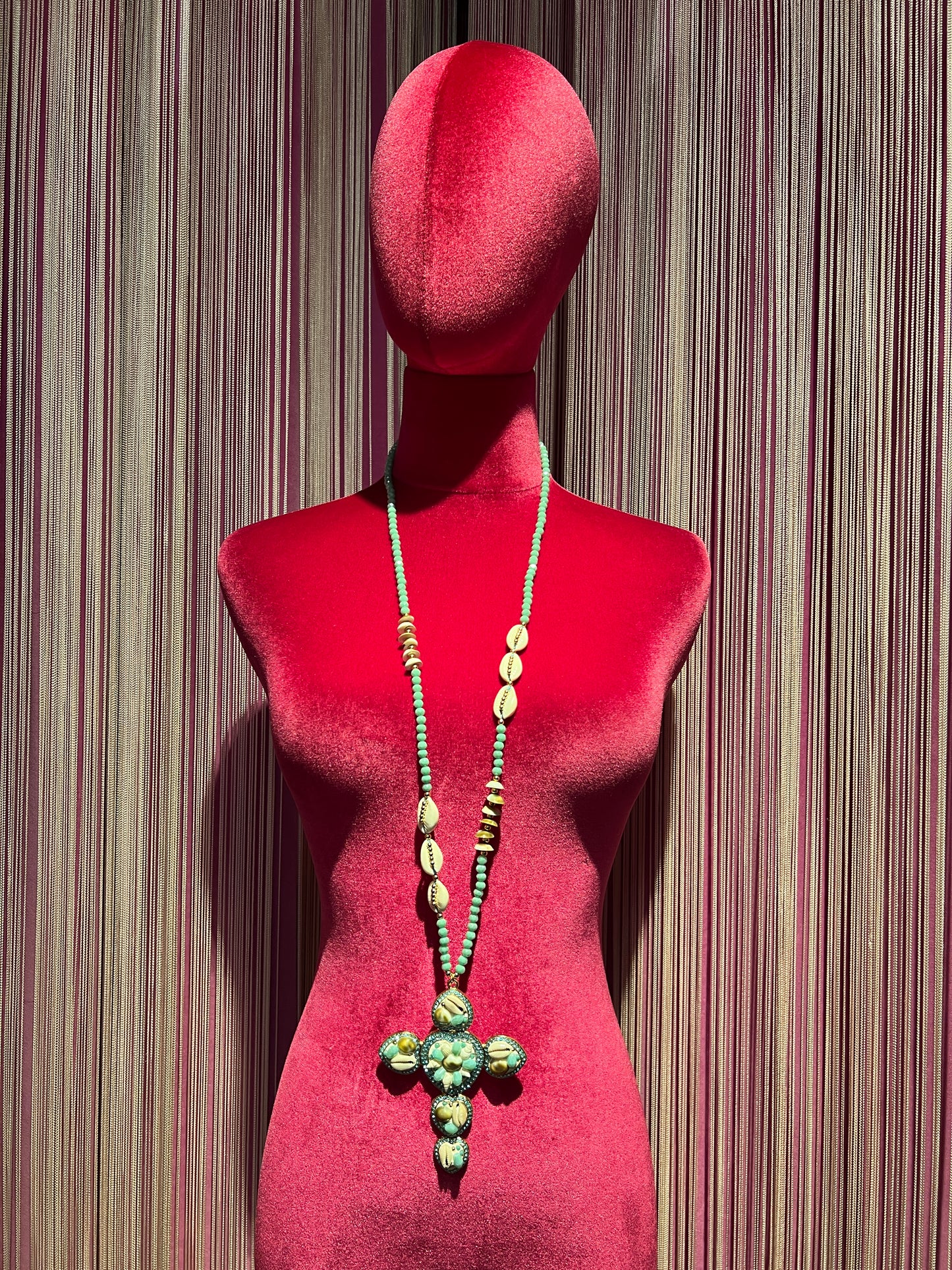 Collana lunga turchese con perline , conchiglie e croce