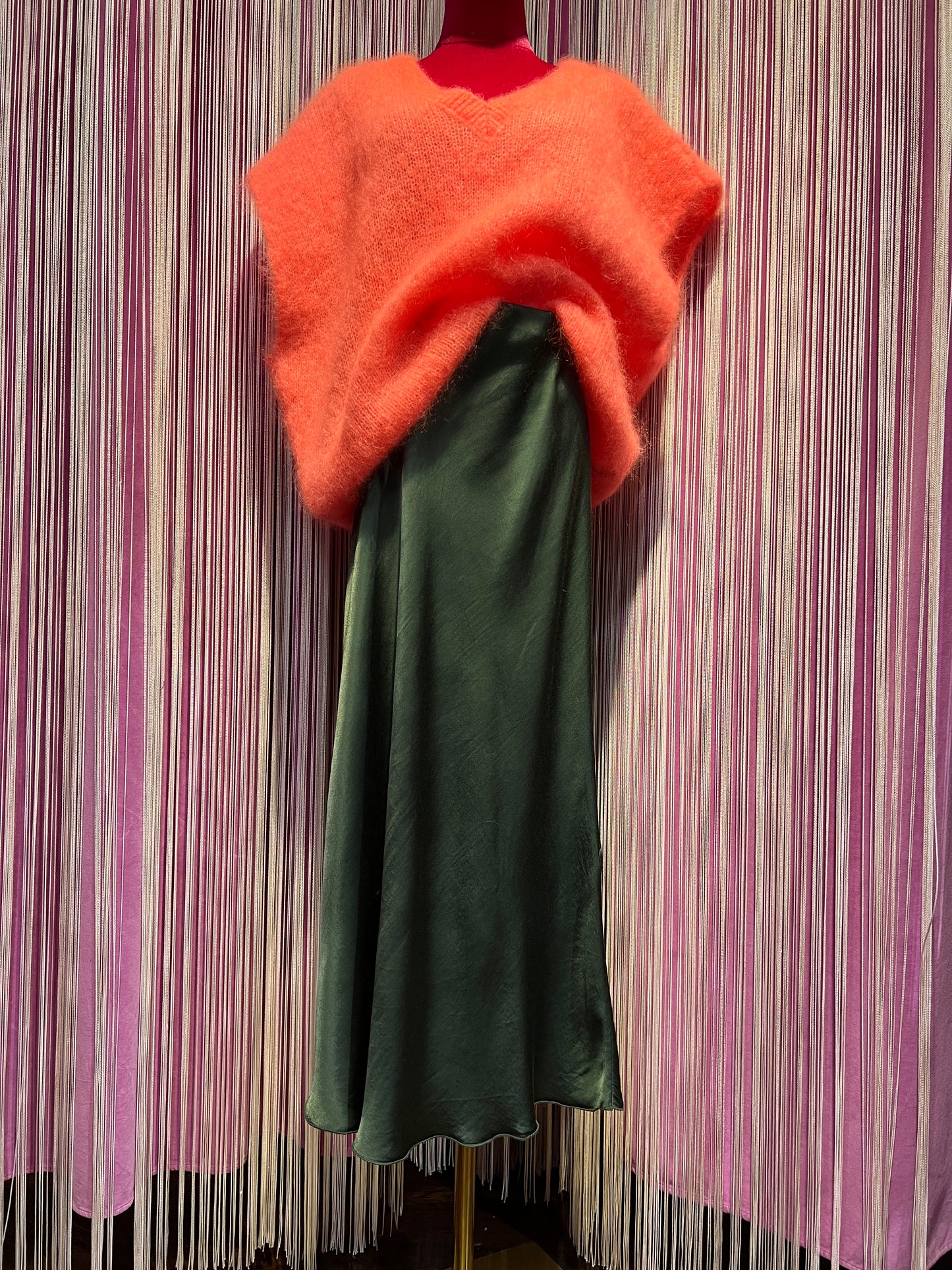 Love & roses completo gilet over mohair arancio  e gonna verde militare a sirena in satin con elastico in vita