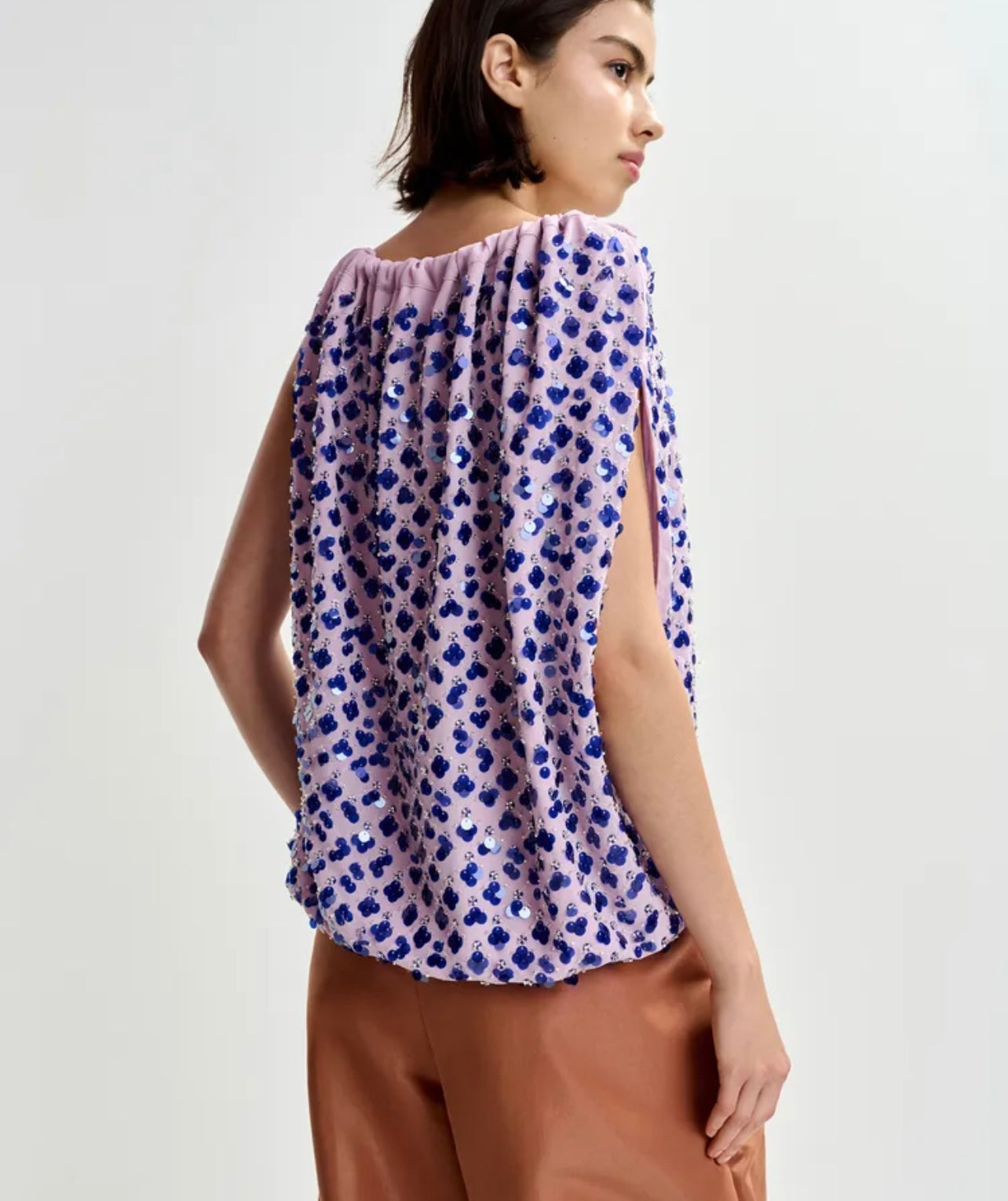 Essentiel antwerp top asimmetrico viola e glicine impreziosito da paillettes con nastro da annodare al collo