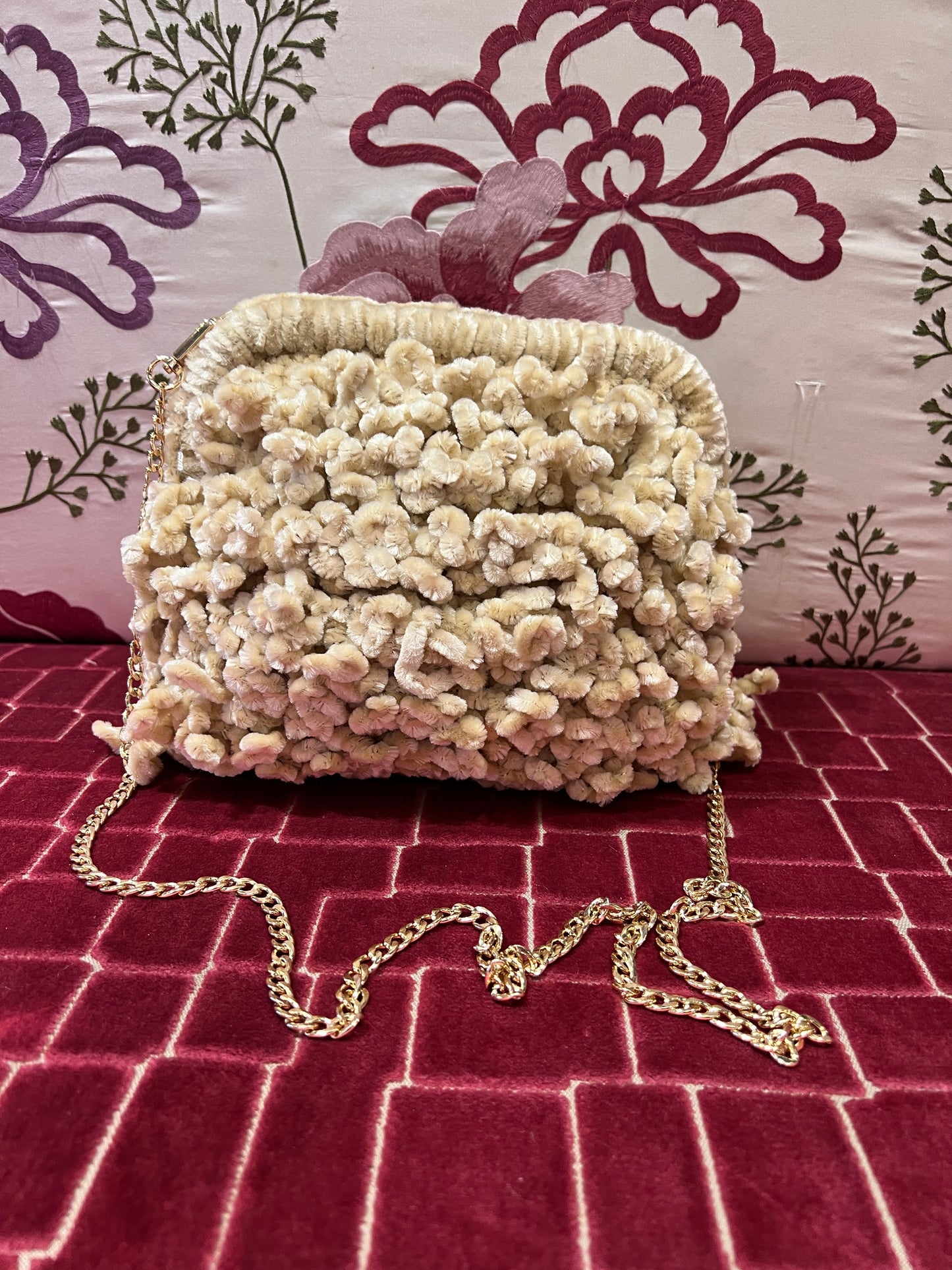 Clutch con tracollina dorata in ciniglia crema