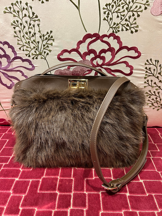 Borsa ecopelliccia cioccolato  con tracolla