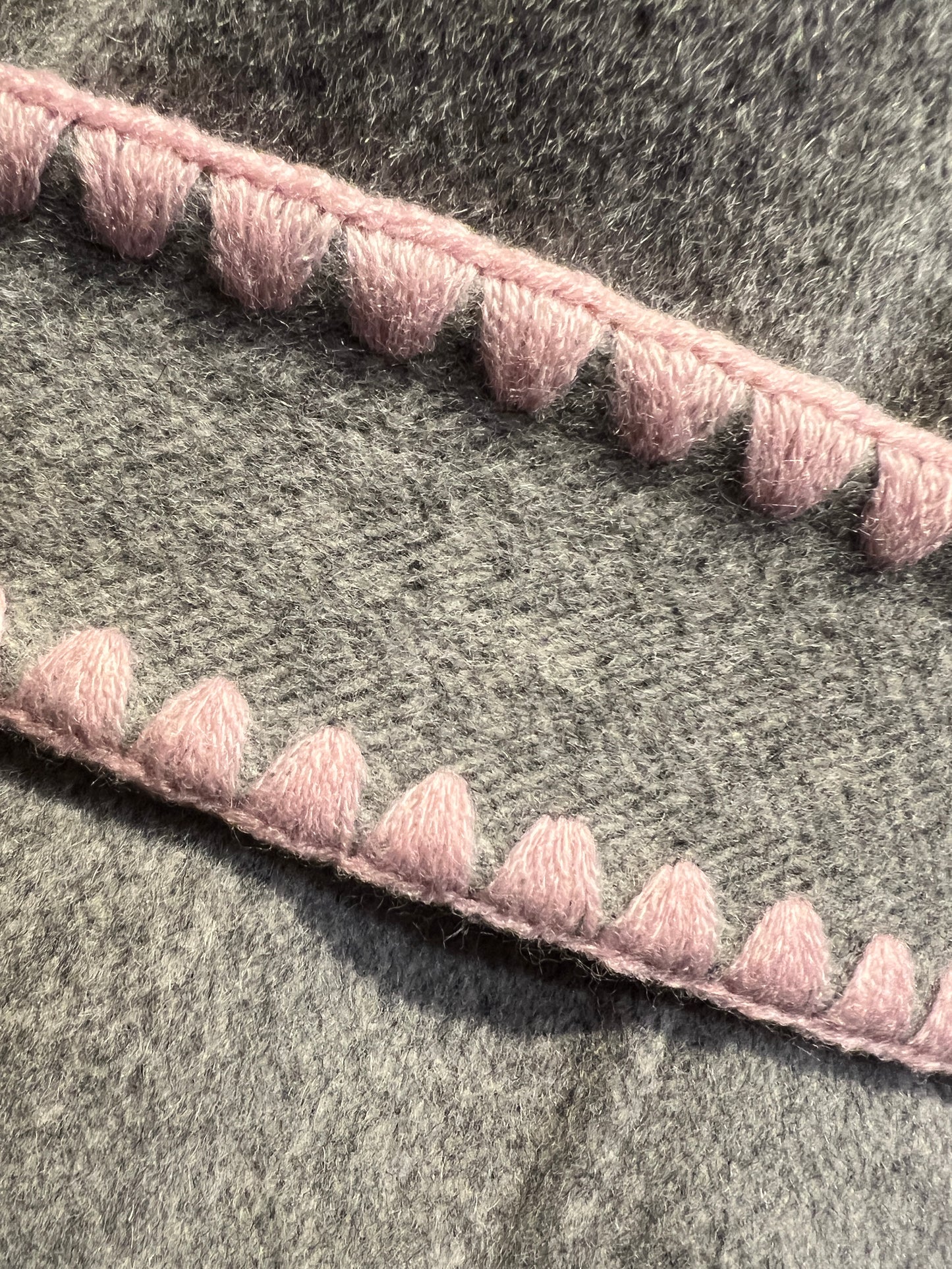 Sincere Paris giacca cappotto grigia con frange e cinta con bordo rosa