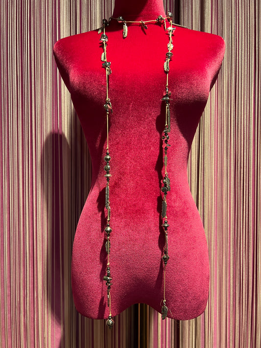 Collana con cordino , elementi color argento e charms piume
