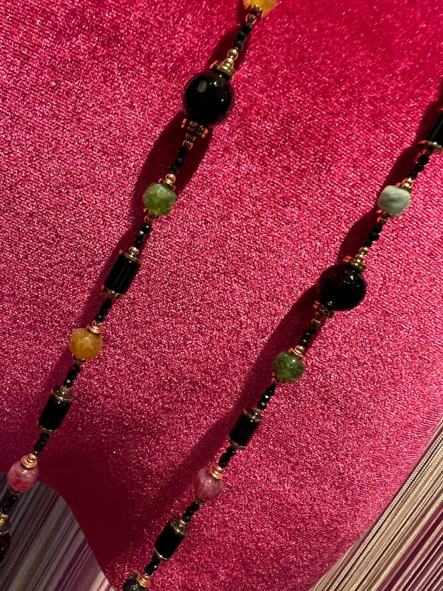 Collana pietre dure con sfere sfaccettate  ed elementi cilindrici neri , elementi cubici verde giada , gialli e rosa scuro