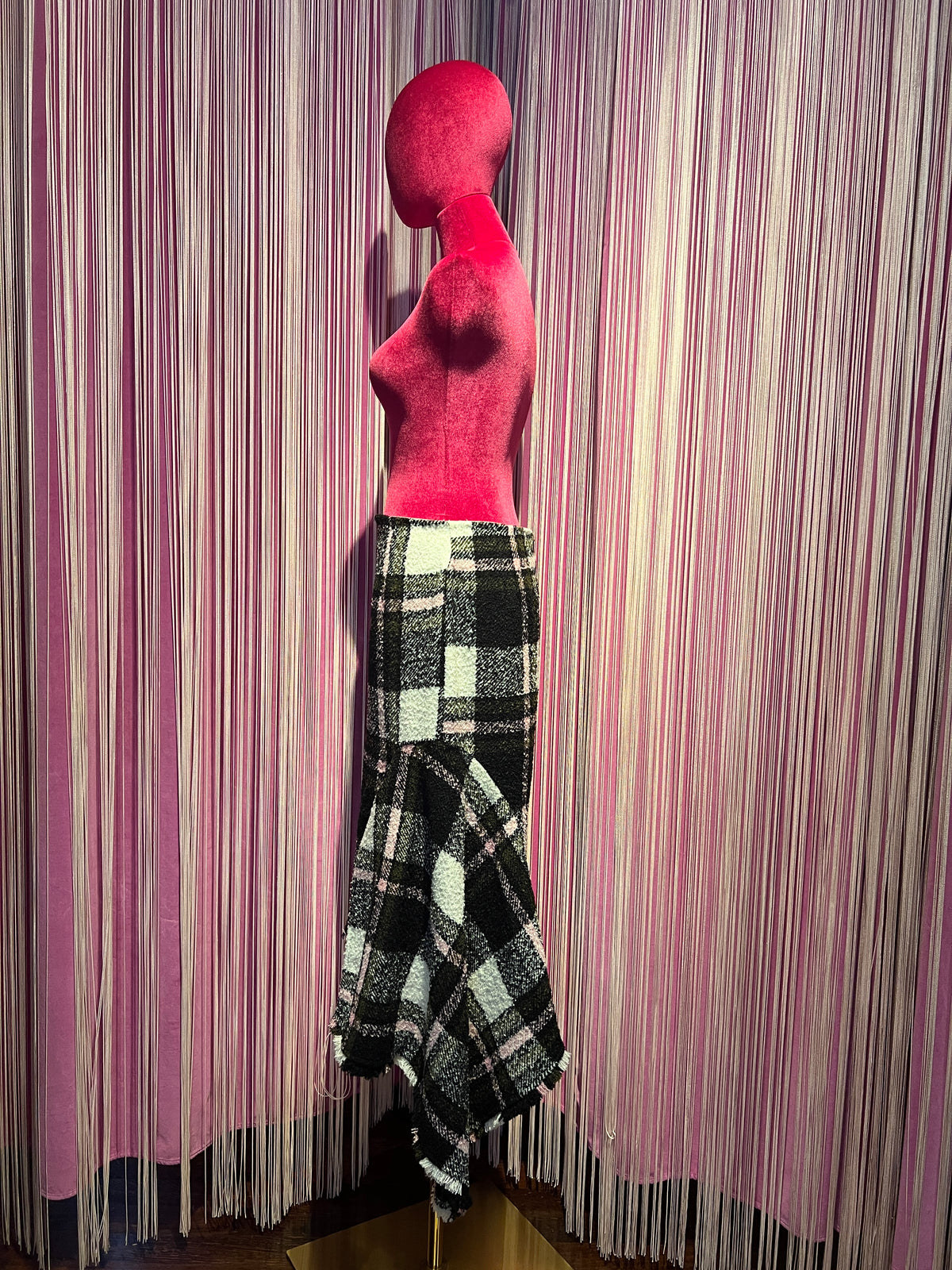 Essentiel antwerp gonna midi a tubino drappeggiata a quadri neri bianchi e rosa