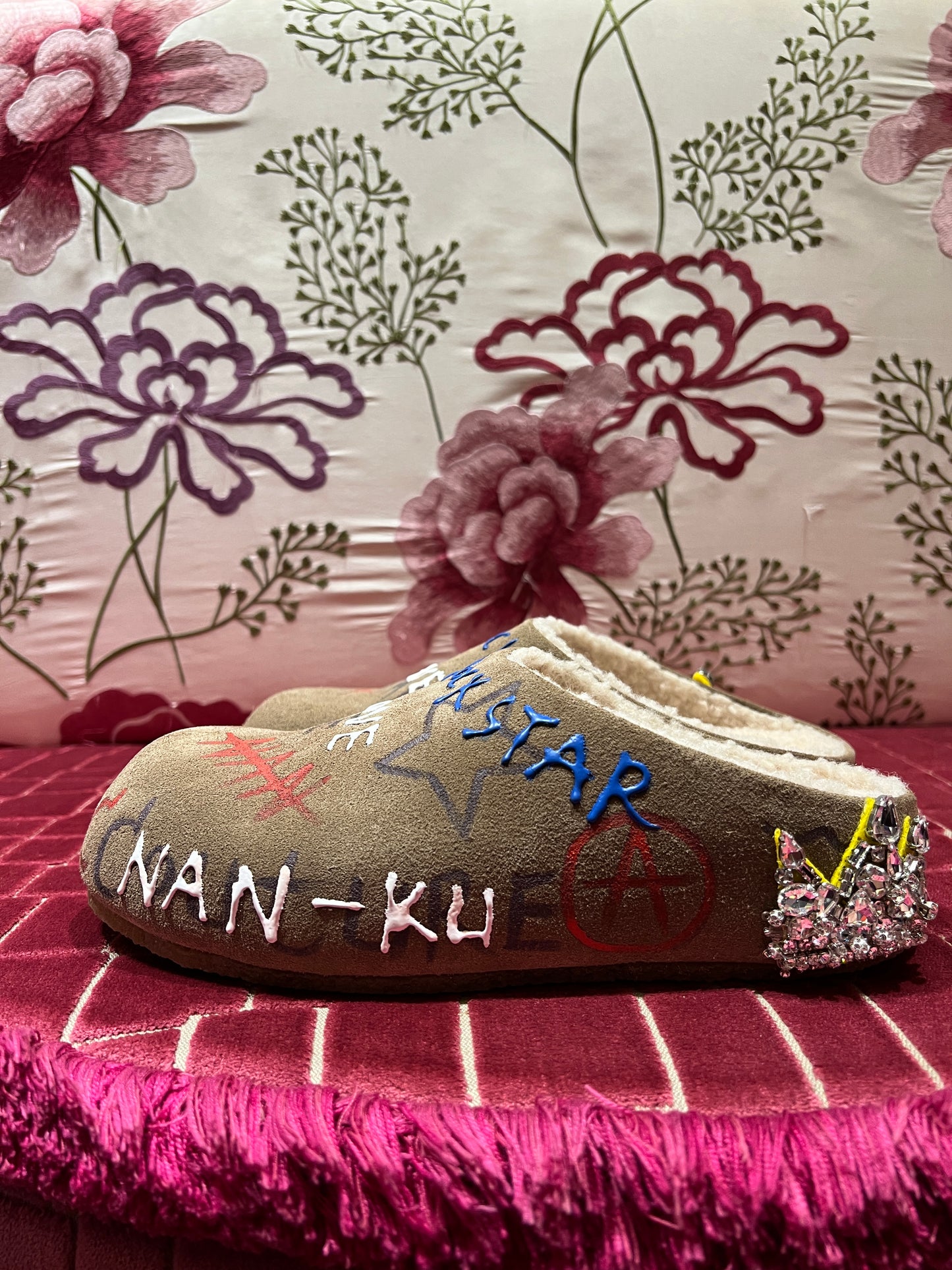 Nan-Ku open shoes con scritte dipinte , applicazioni patch cristalli ed interno in eco montone