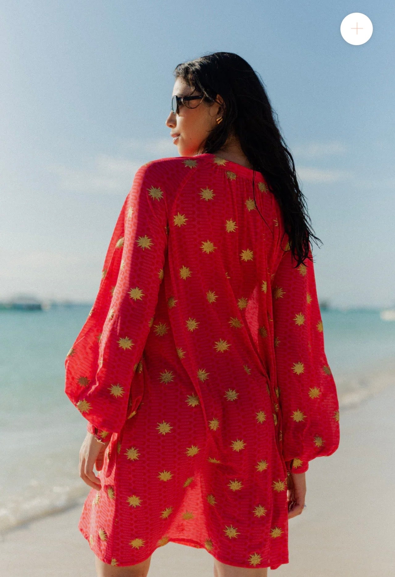 Sundress abito corto rosa acceso motivi geometrici ondulatori e stampe glitterate dorate a forma di sole bottoni dorati a forma di sole