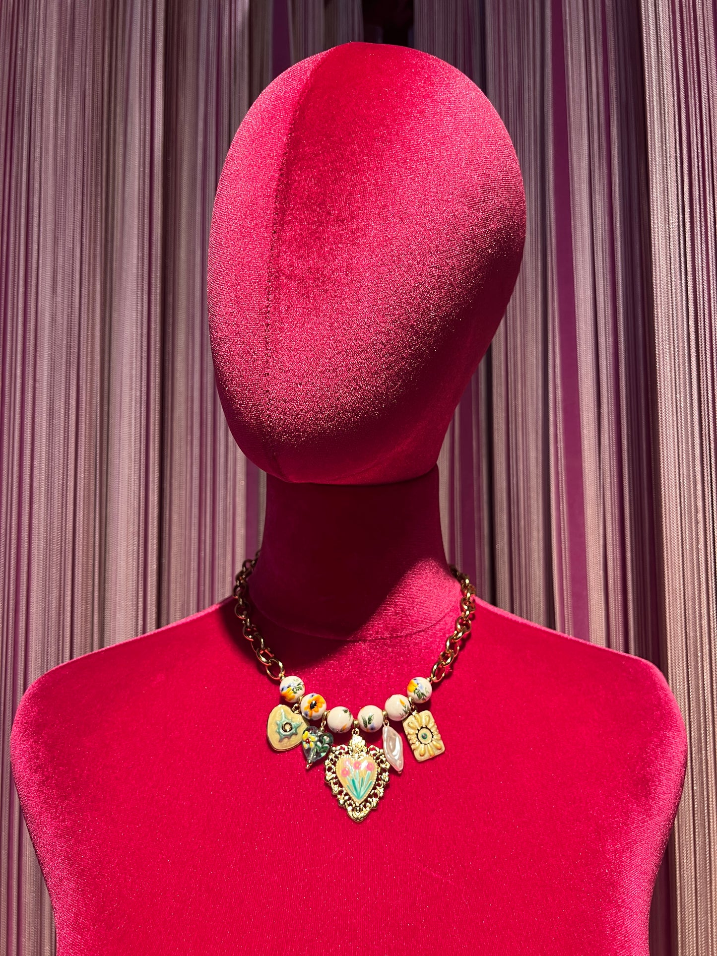 Collana girocollo dorata con perle disegni floreali , cuore sacro smaltato e charms