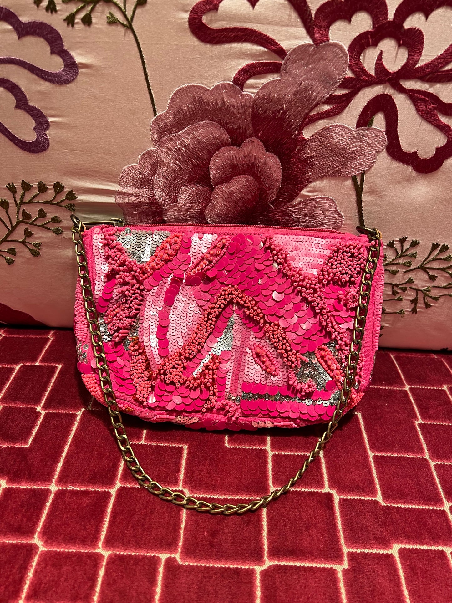 Borsa paillettes e perline fuxia con tracollina