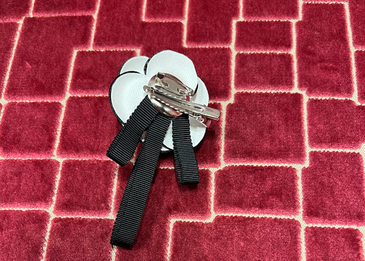 Spilla camelia fondo bianco con perla centrale e nastrino nero