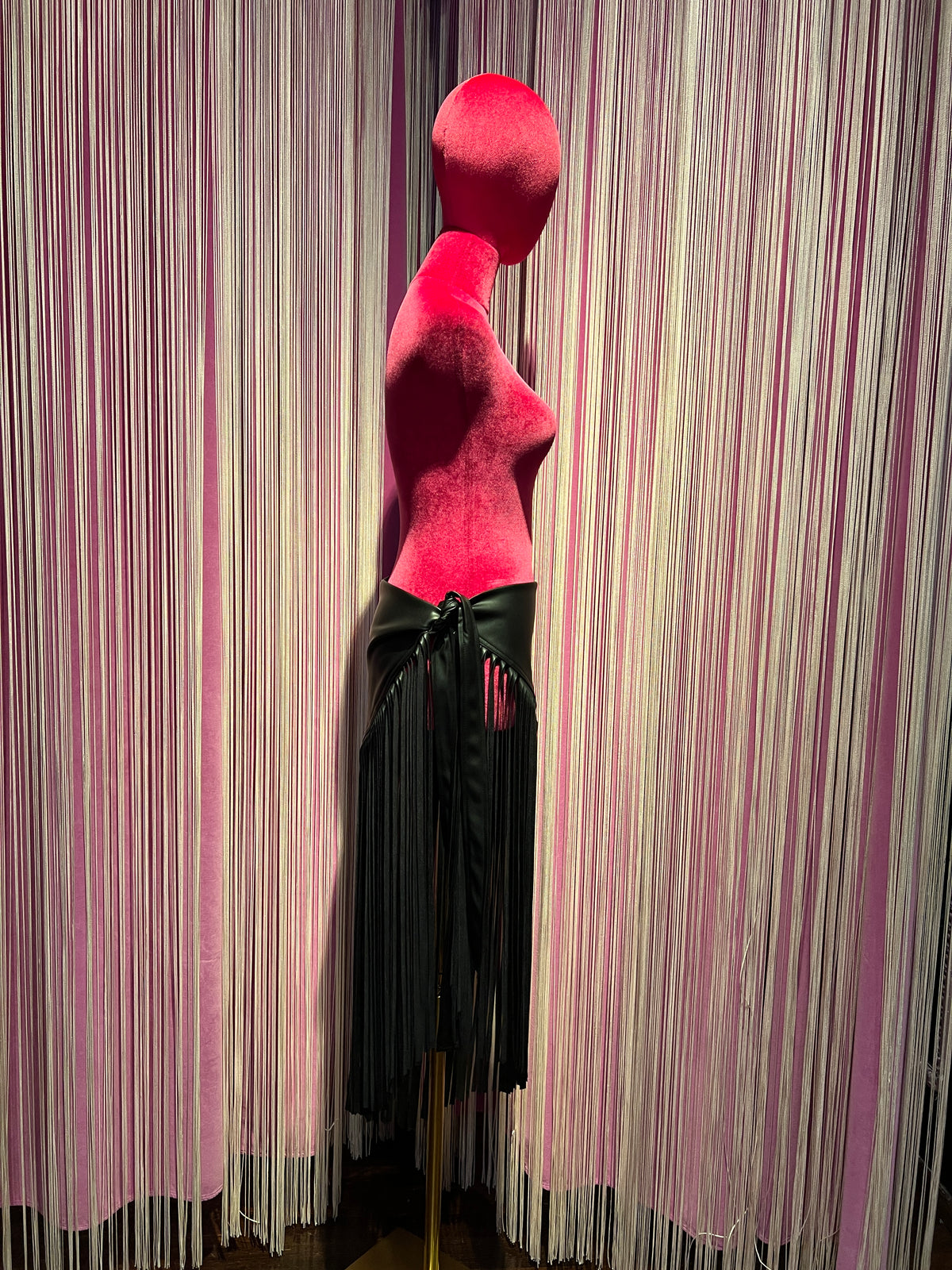 The room cintura ecopelle nera con frange