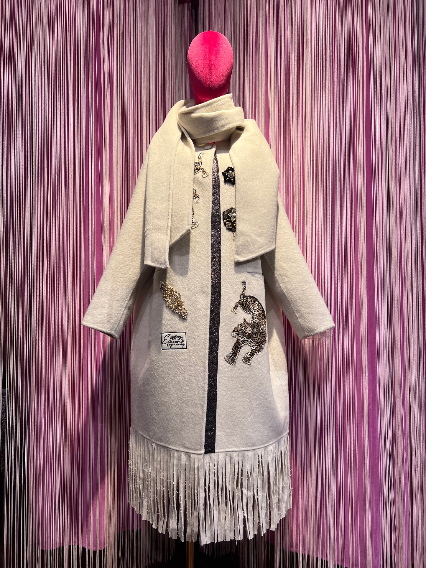 ABpink 🩷cappotto panna sfoderato con frange e sciarpa rimovibile, con patch cristalli e tigri