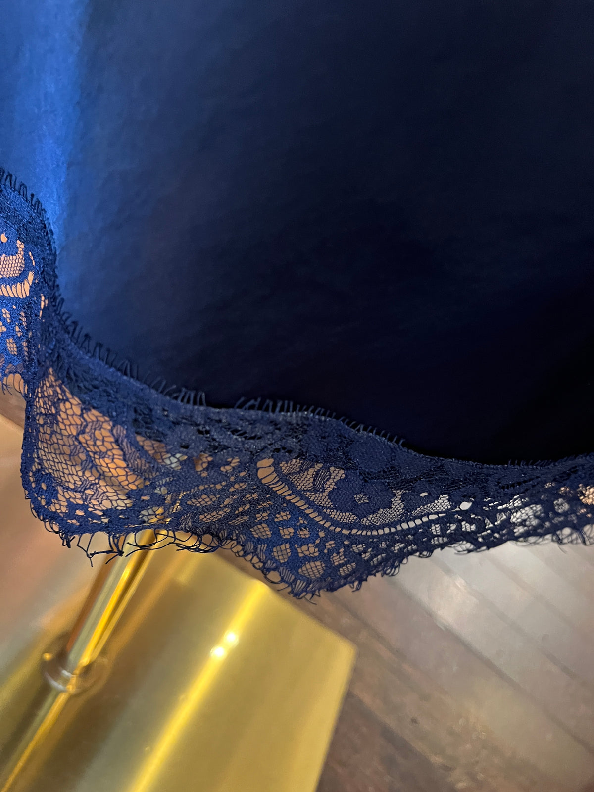 The room gonna in satin blu notte con bordo e spacco  in pizzo, elastico in vita