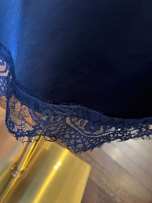 The room gonna in satin blu notte con bordo e spacco  in pizzo, elastico in vita