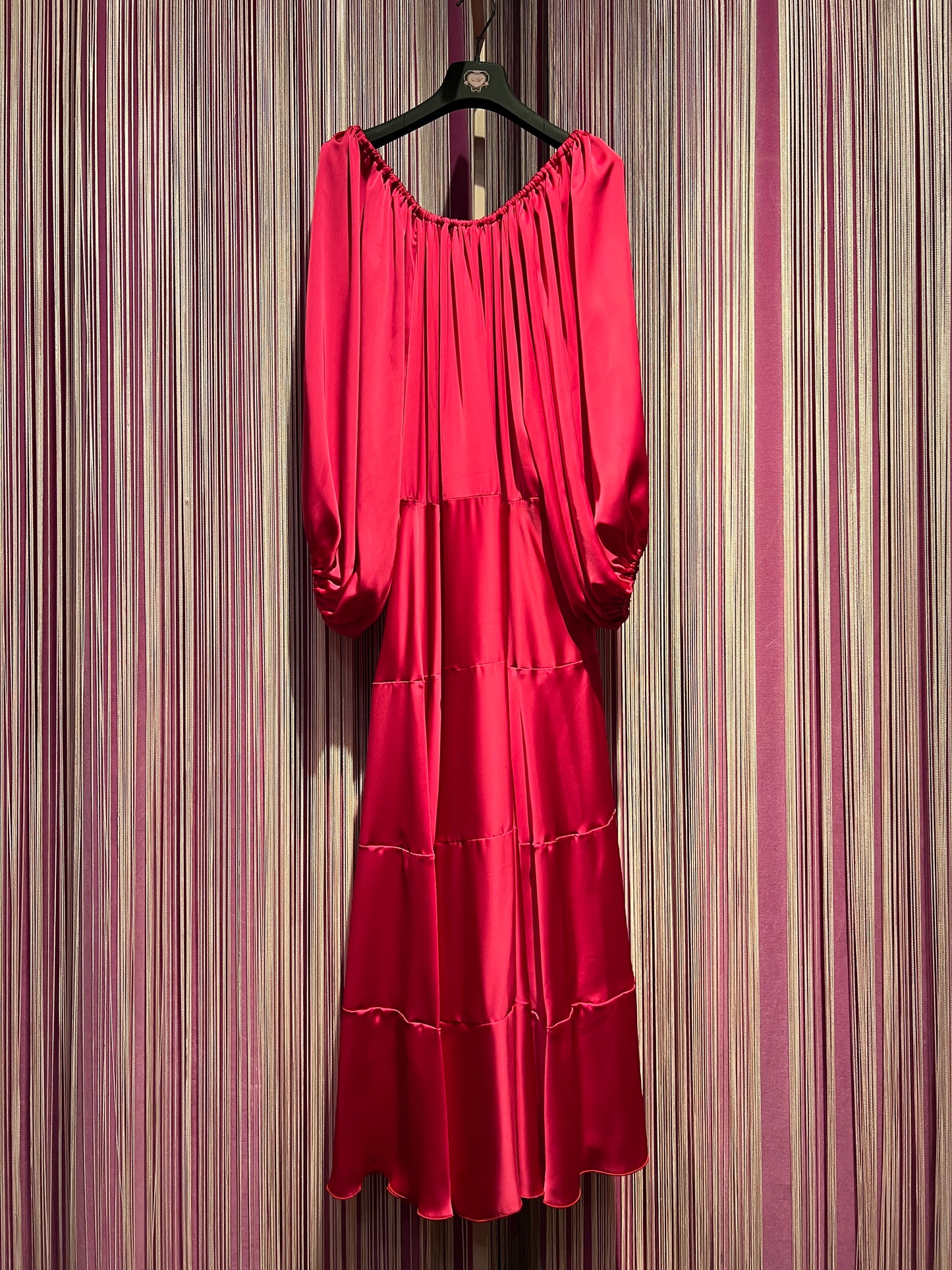 Simona Corsellini abito satin con scollo Bardot ciliegia