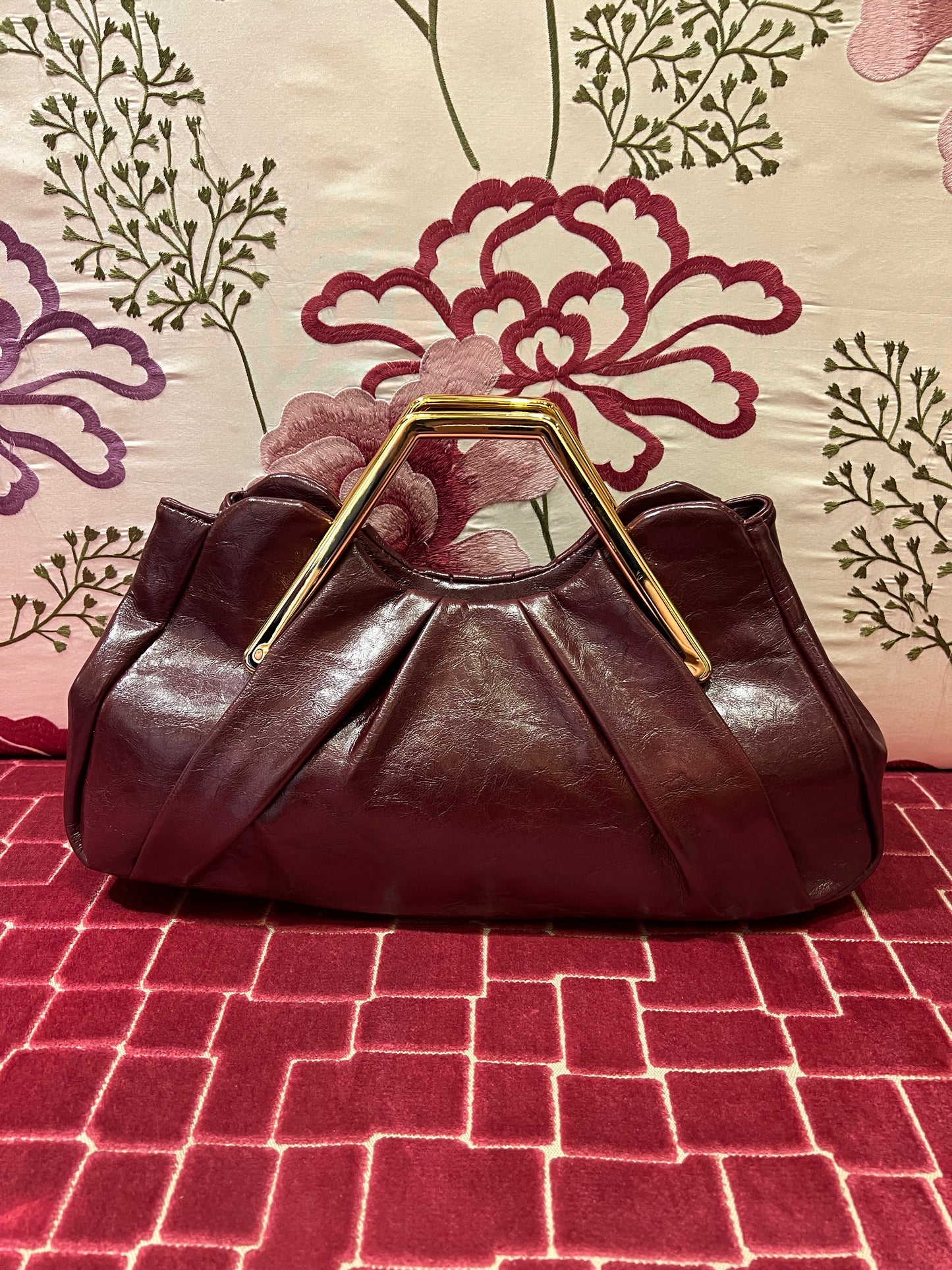 Borsa manico rigido effetto metallico color oro tracollina, ecopelle burgundi