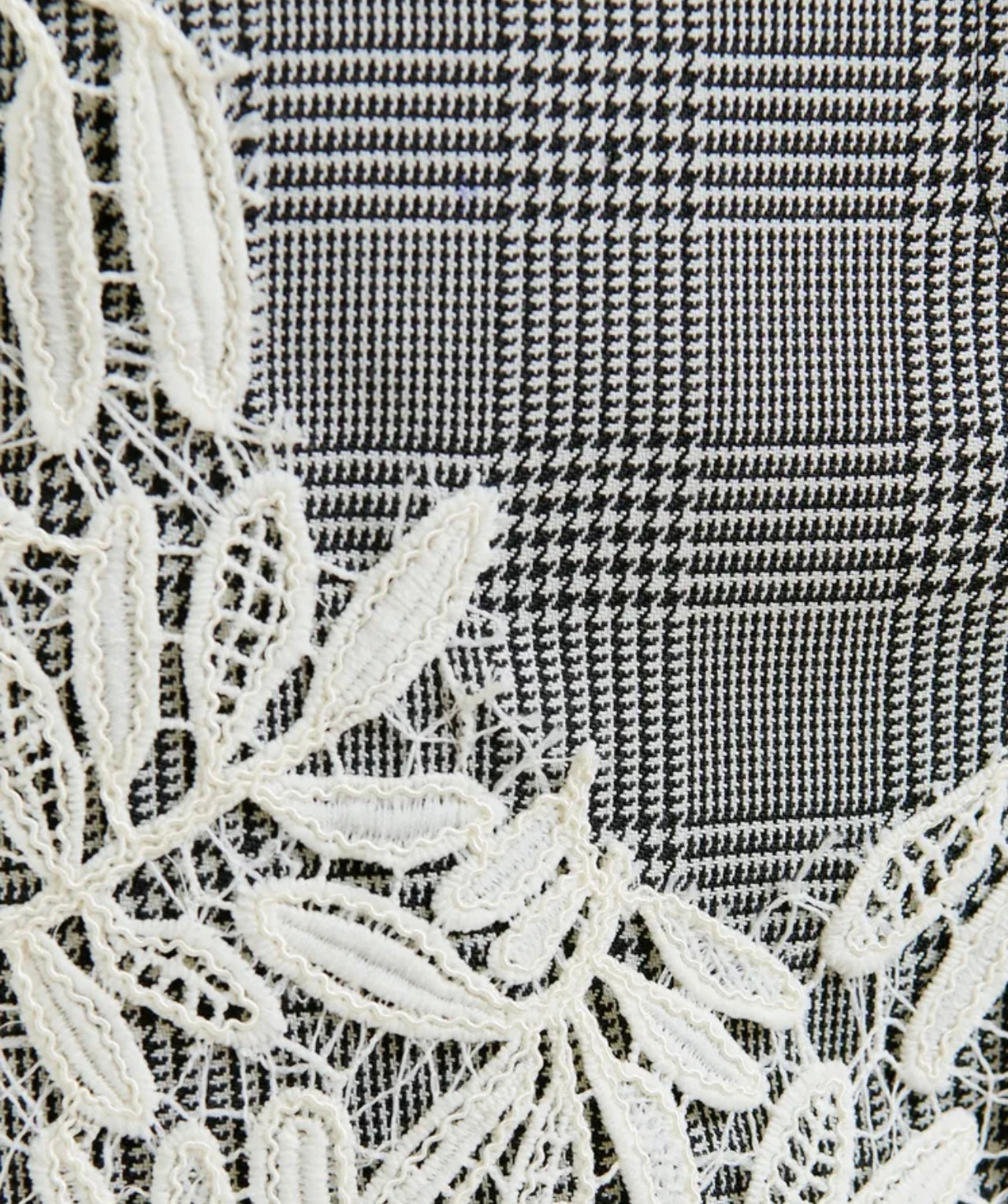 Essentiel antwerp gonna asimmetrica quadri grigi , neri e bianchi con applicazione pizzo Interior