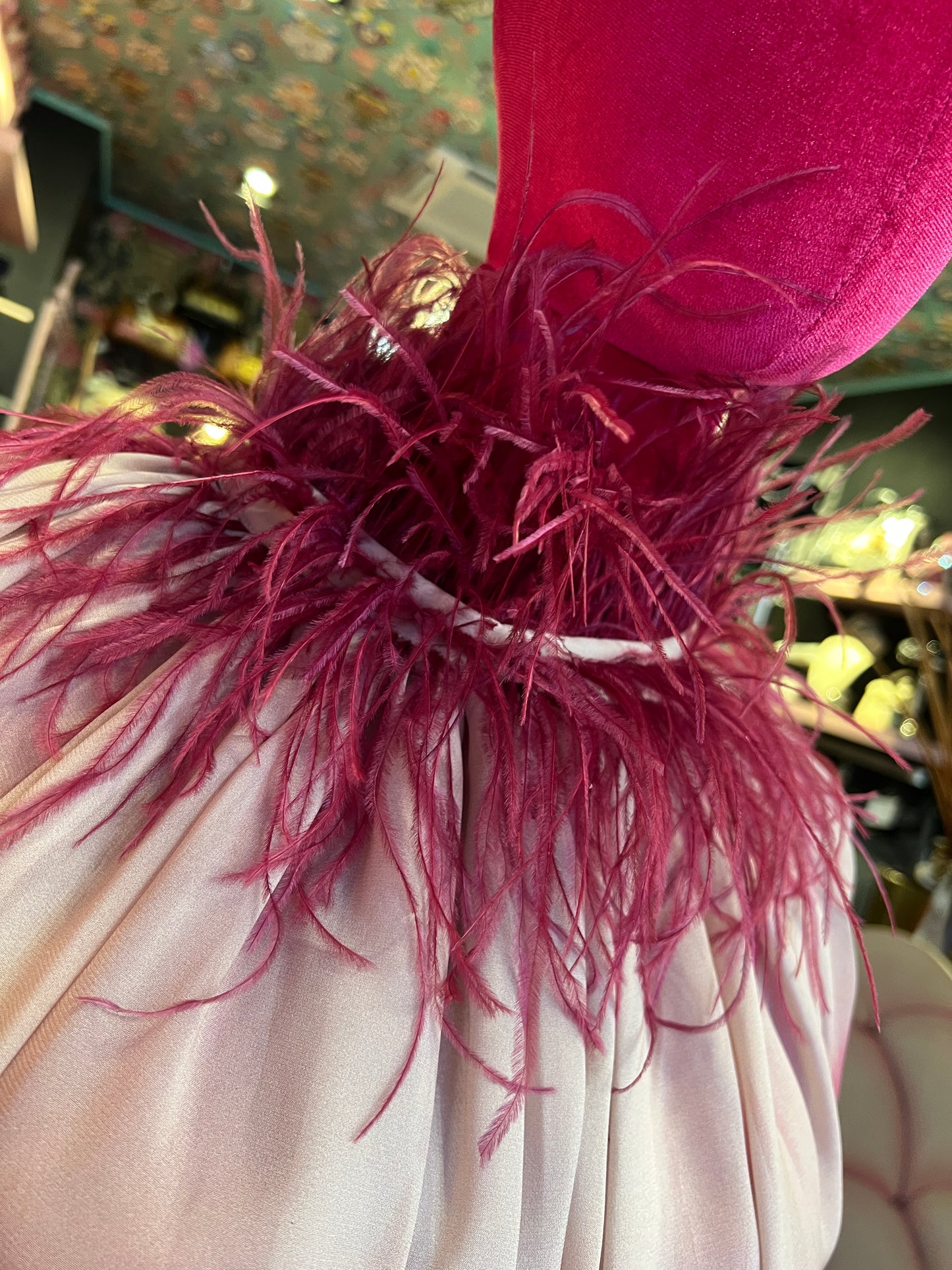 Dahlo blusa drappeggiata collo con piume rosa boreale