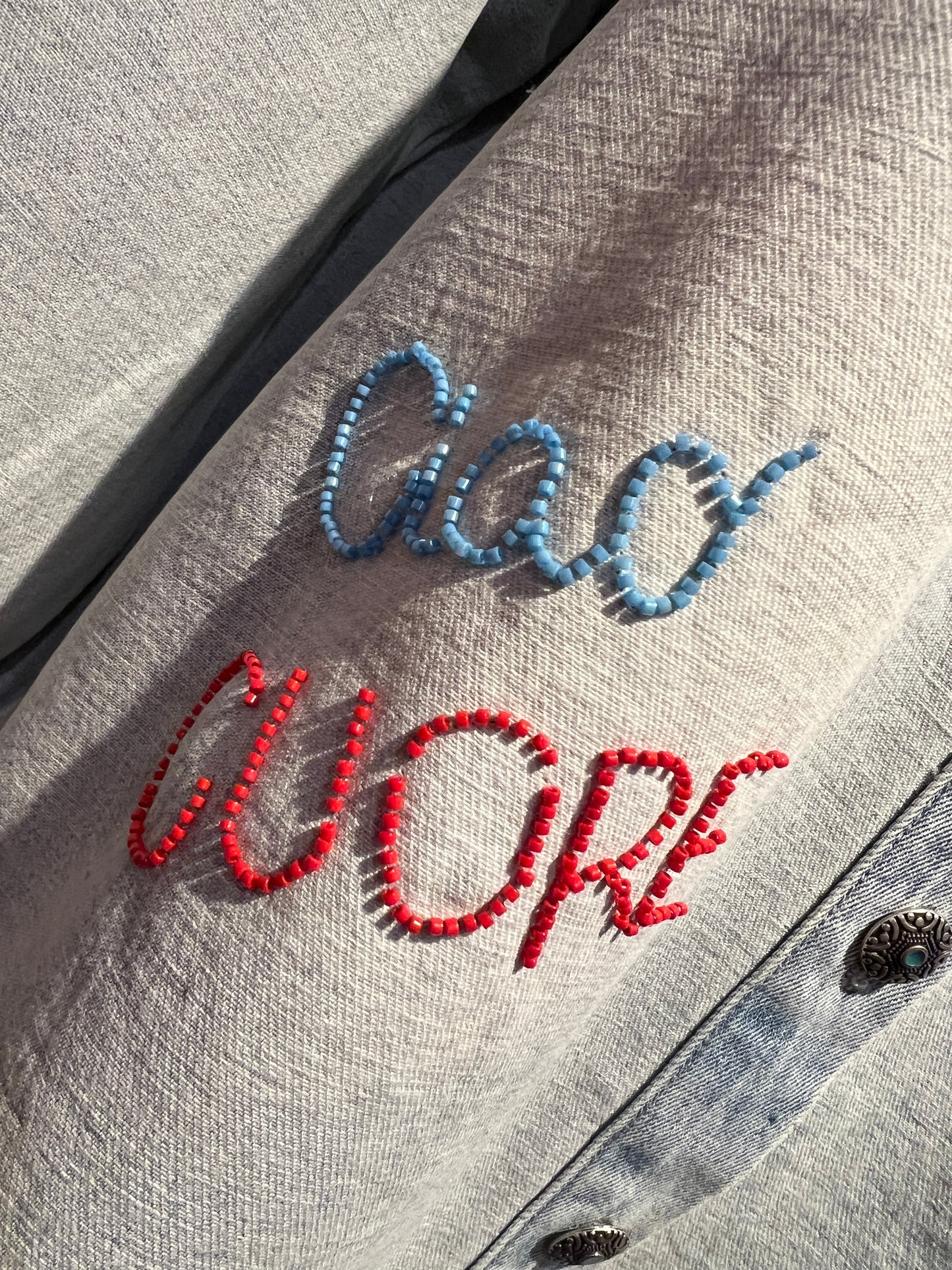 Sincere Paris camicia jeans denim chiaro con scritte perline colorate