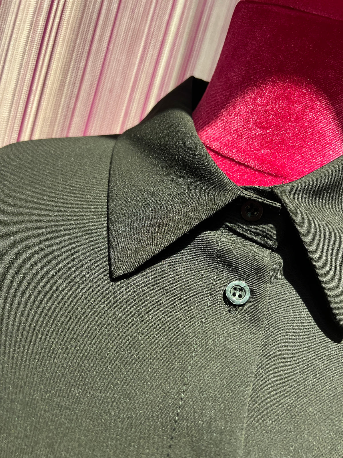 The room camicia nera con polsino di pizzo panna