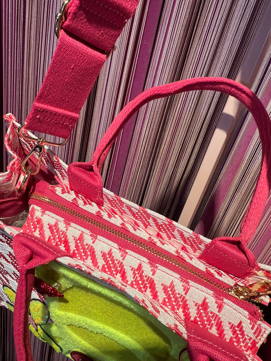 Borsa in tessuto con tracolla pied de poule bianco e fucsia , charms , spilla e patch