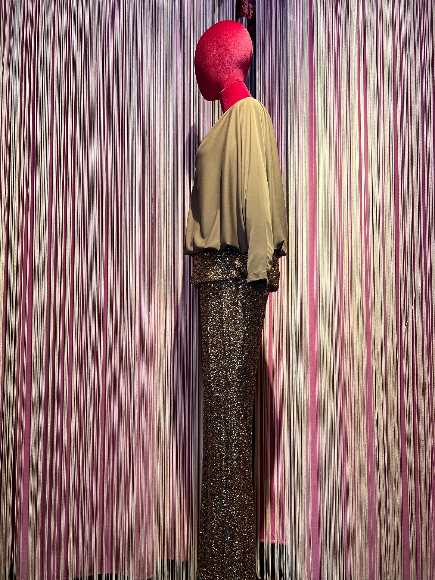 The room completo taupe blusa e pantalone con paillettes