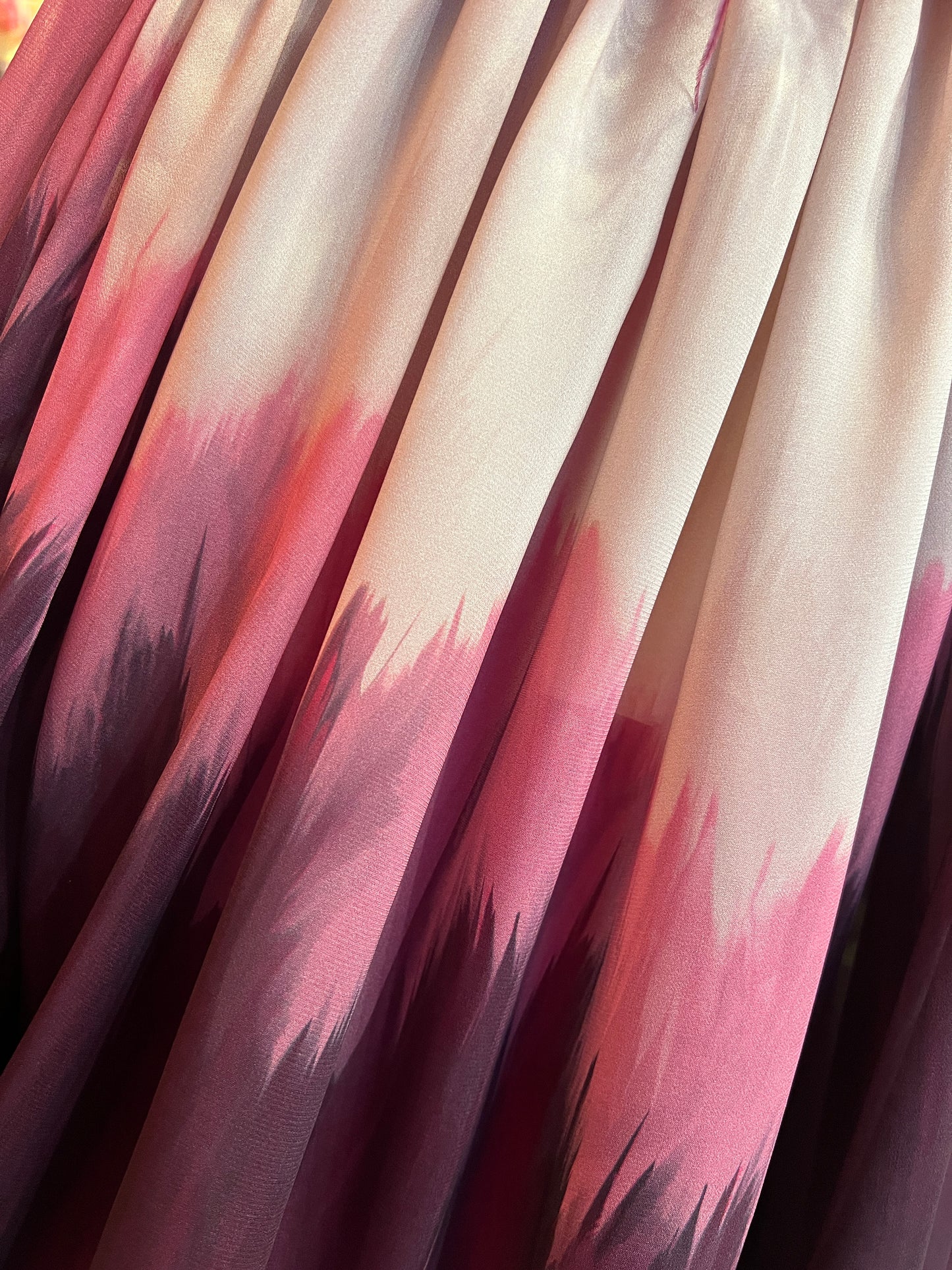 Dahlo blusa drappeggiata collo con piume rosa boreale