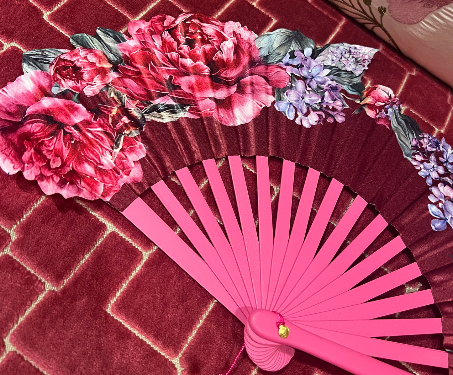Ventaglio fucsia con disegno floreale